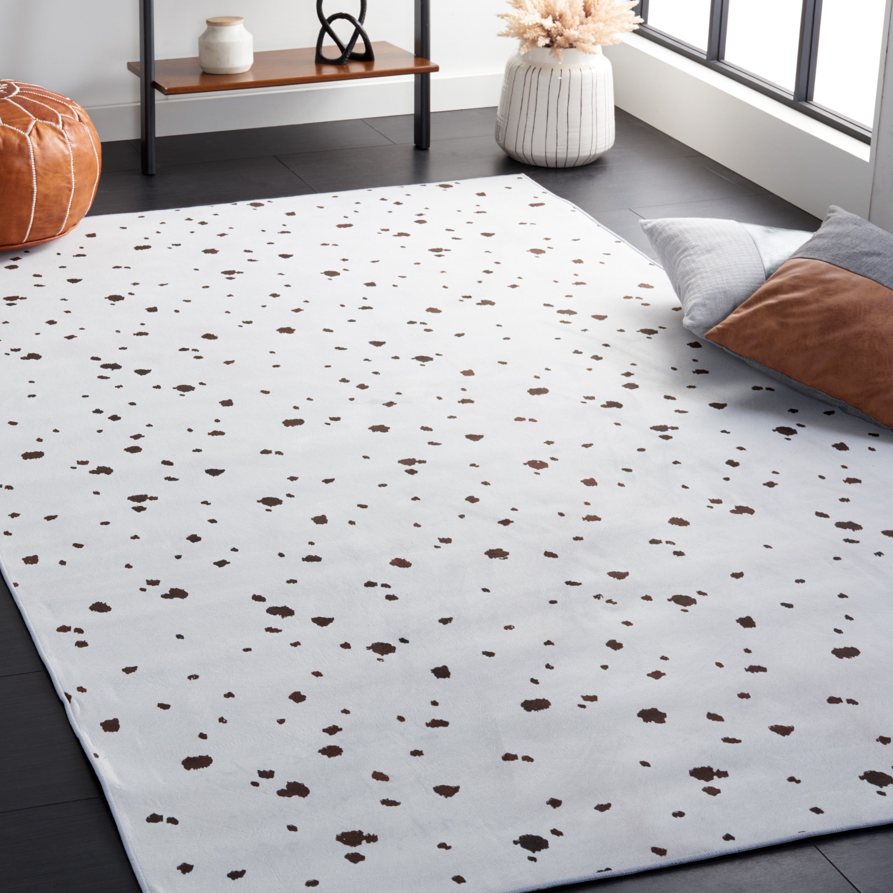 Safavieh Faux Hide 502 Rug, FAH502 - Ivory / Black