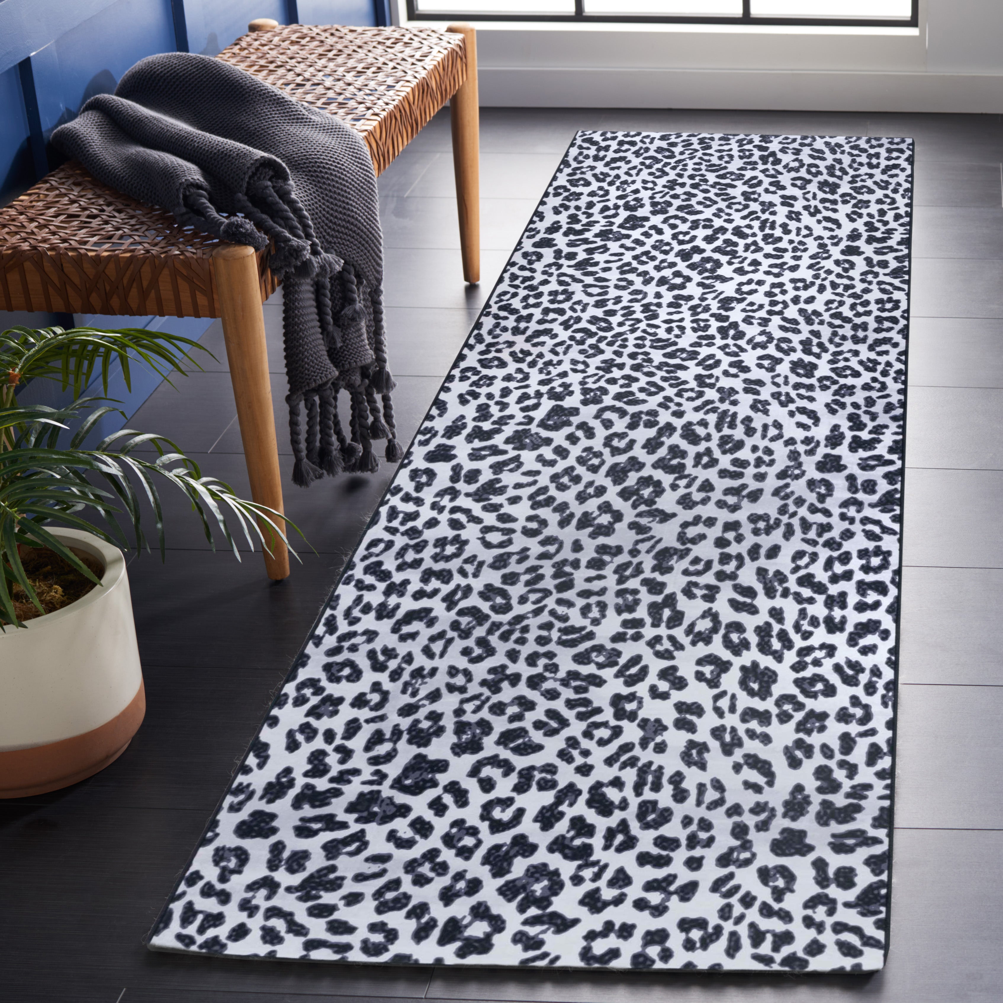 Safavieh Faux Hide 505 Rug, FAH505 - Ivory / Black