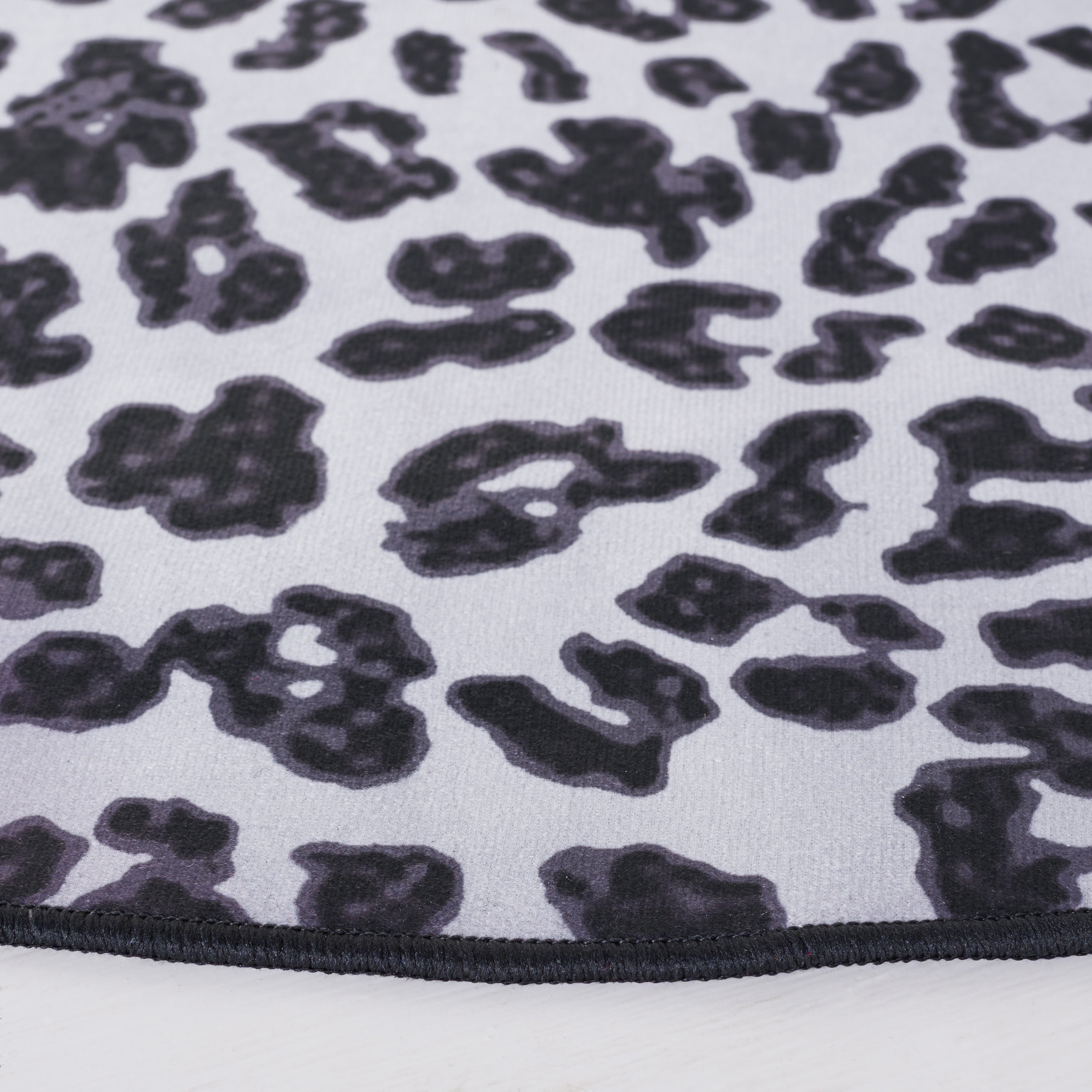 Safavieh Faux Hide 505 Rug, FAH505 - Ivory / Black