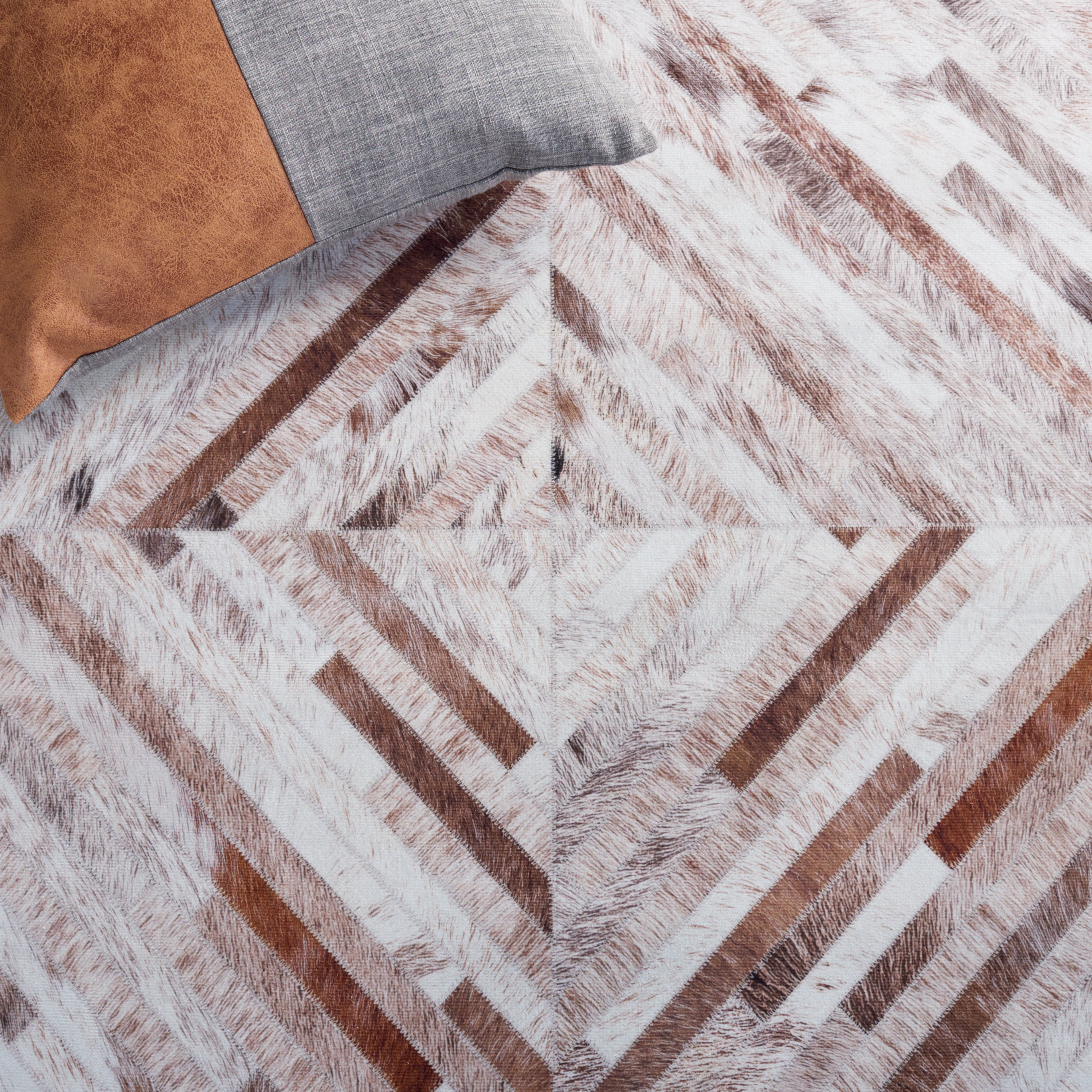 Safavieh Faux Hide 526 Rug, FAH526 - Beige / Brown