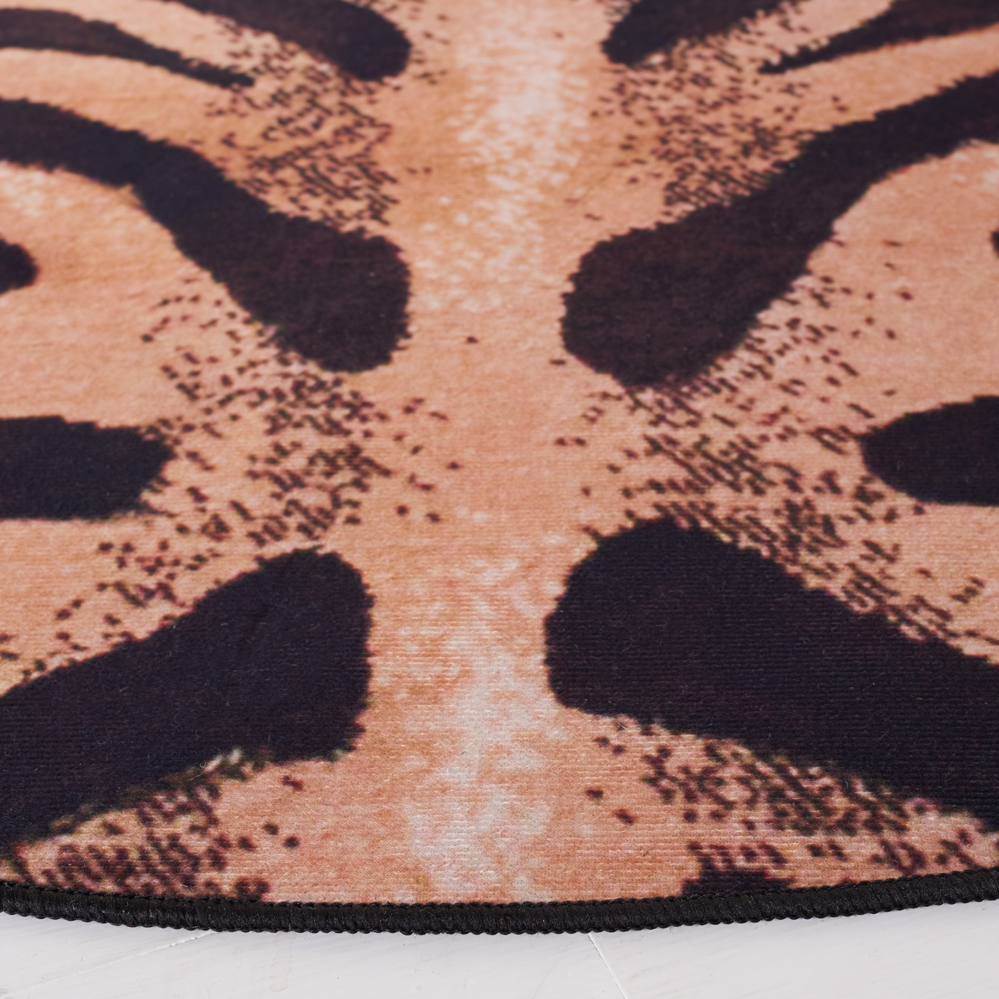 Safavieh Faux Hide 547 Rug, FAH547 - Light Orange / Black