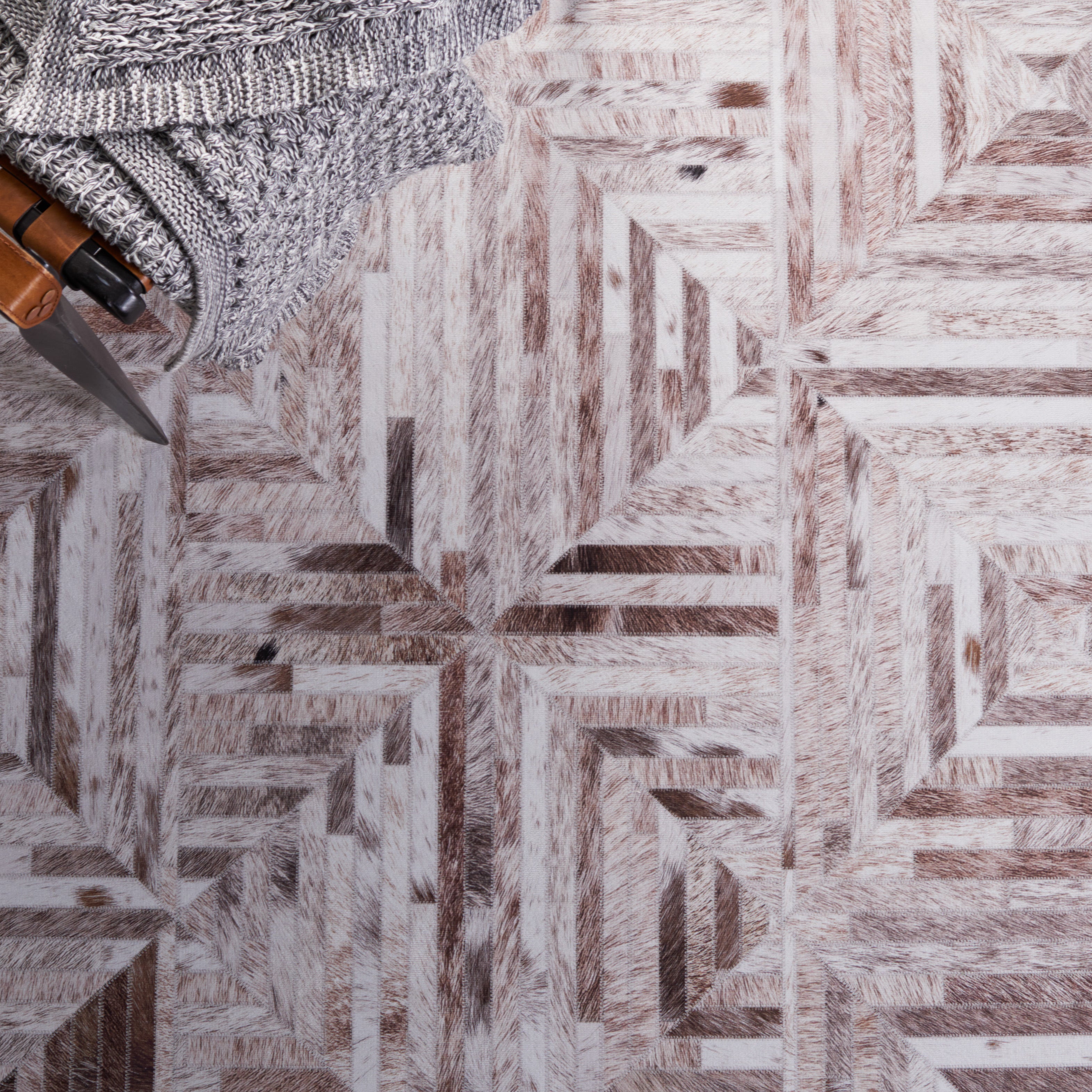 Safavieh Faux Hide 549 Rug, FAH549 - Beige / Brown