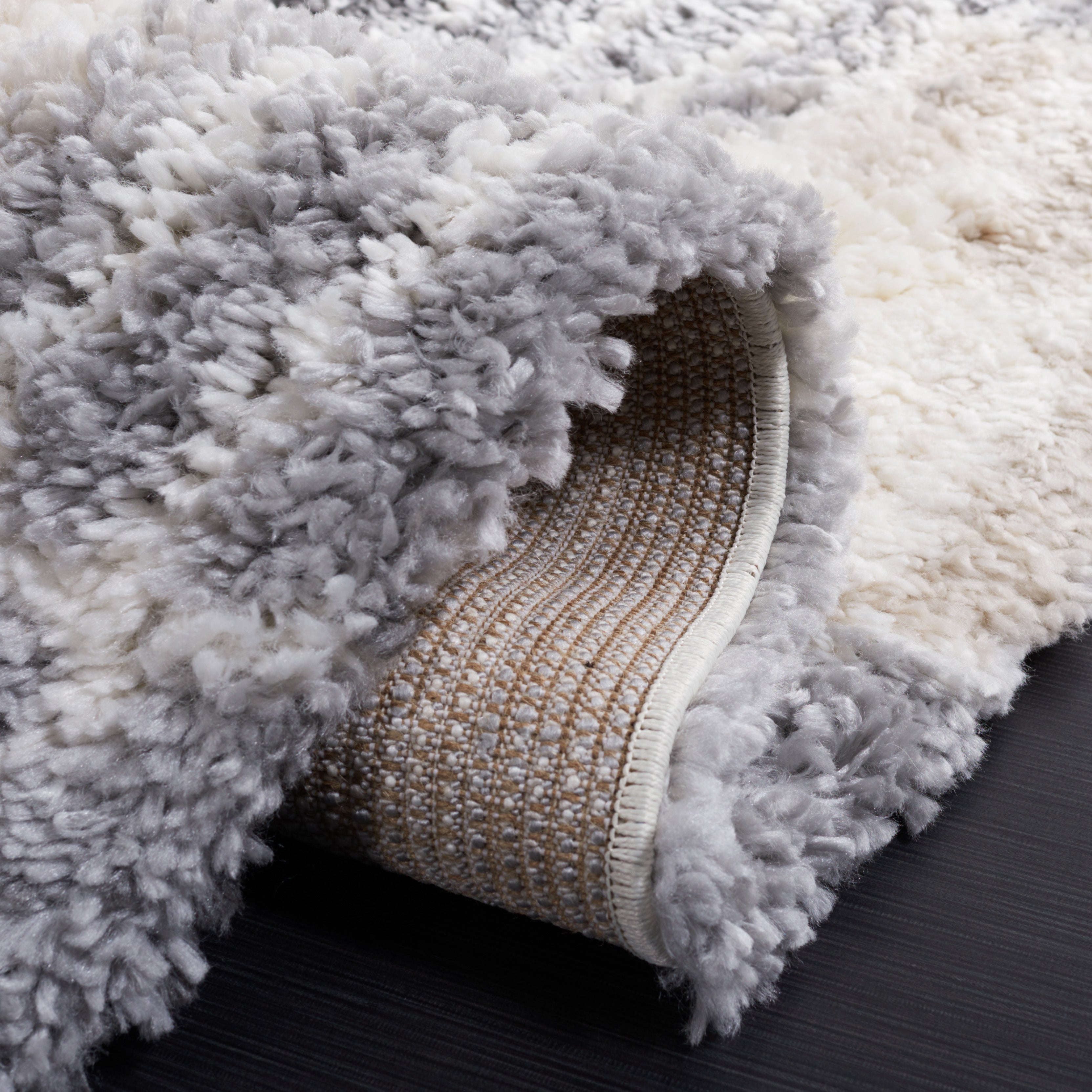 Safavieh Fontana Shag 823 Rug, FNT823 - Ivory / Grey