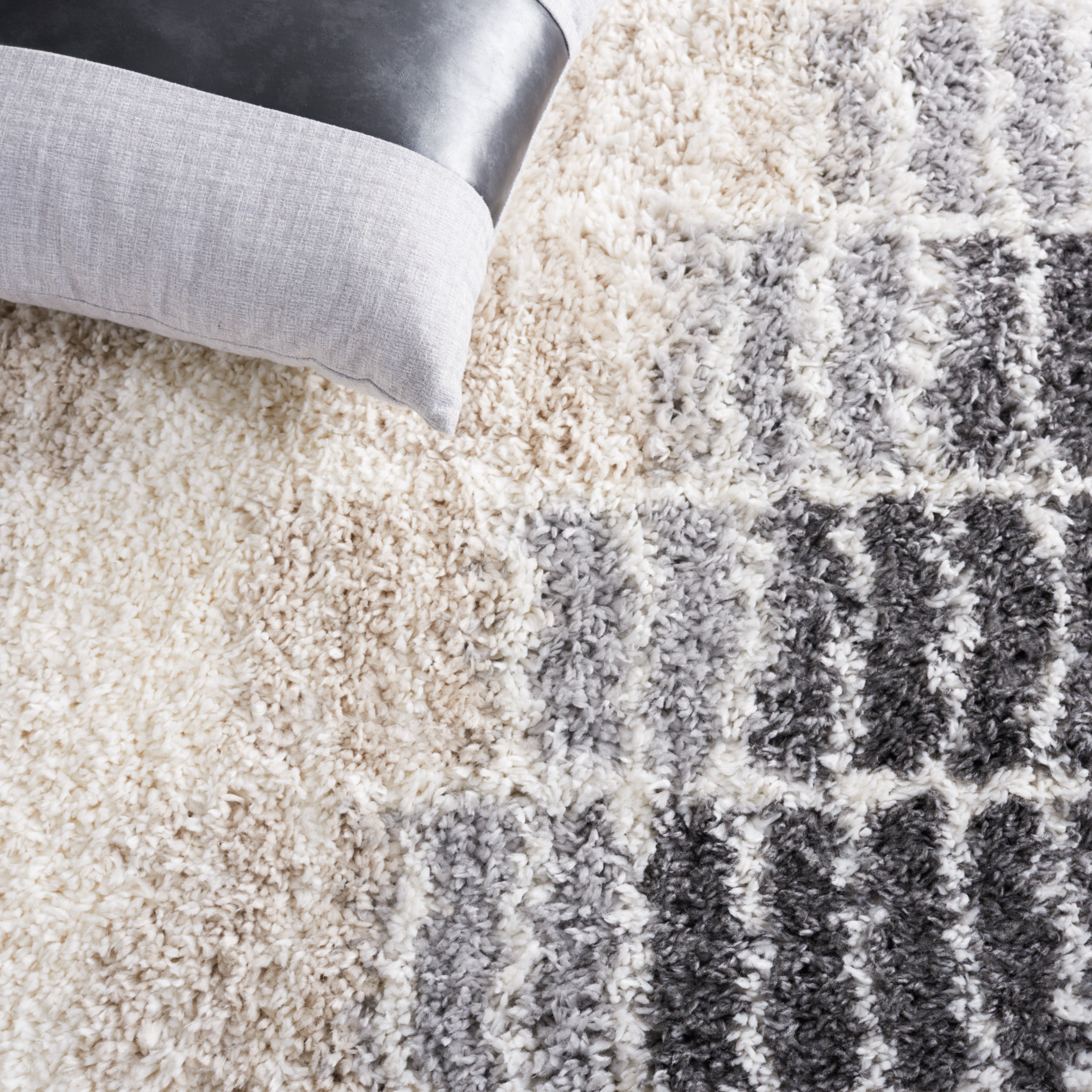 Safavieh Fontana Shag 823 Rug, FNT823 - Ivory / Grey