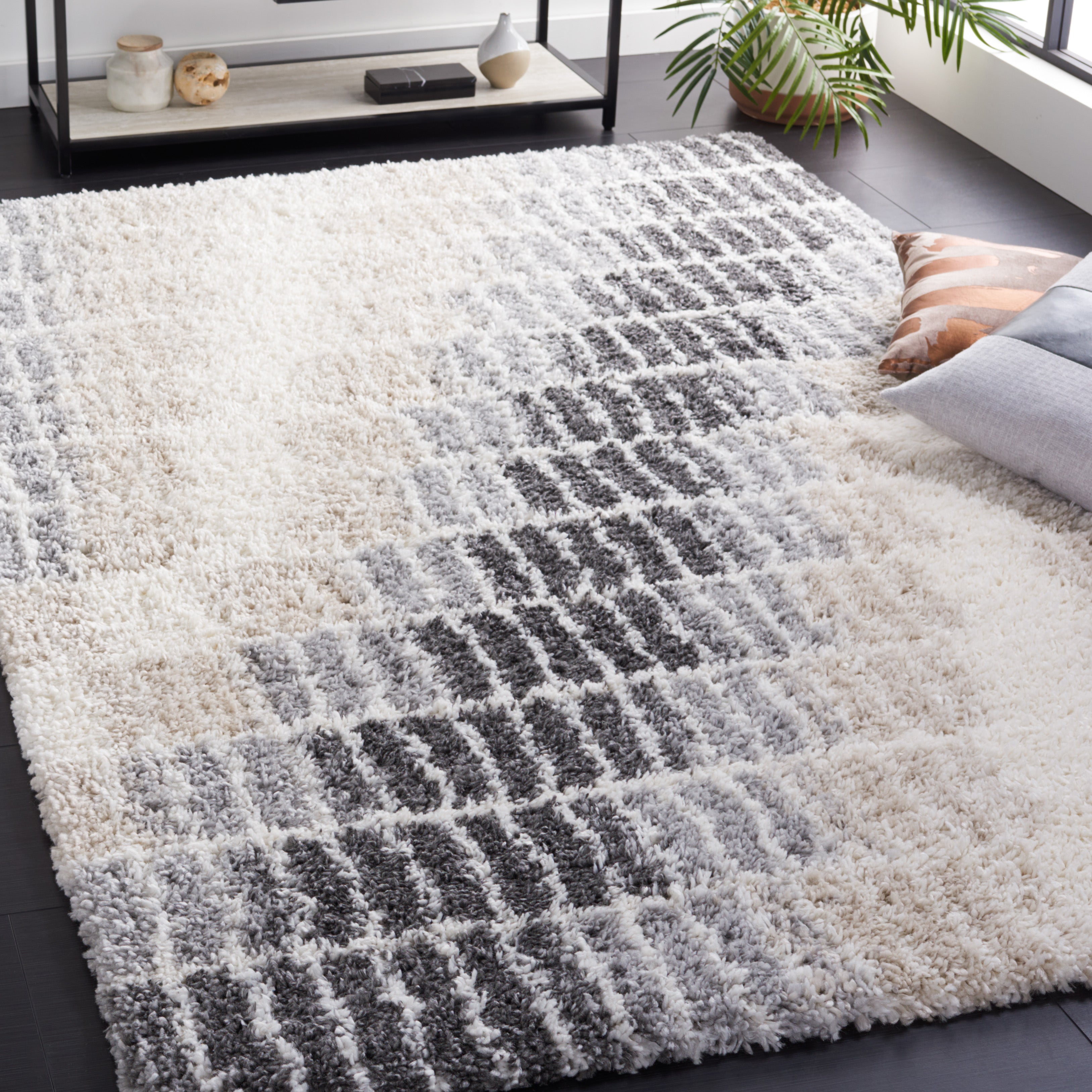 Safavieh Fontana Shag 823 Rug, FNT823 - Ivory / Grey
