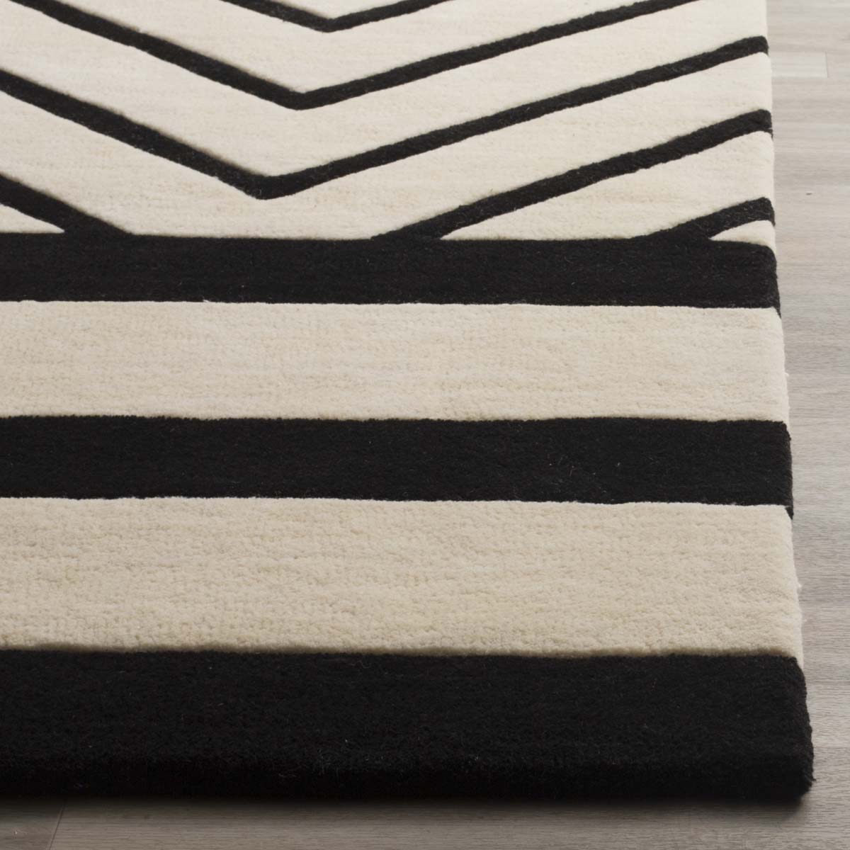 Safavieh Fifth Avenue 122 Rug, FTV122 - Ivory / Black
