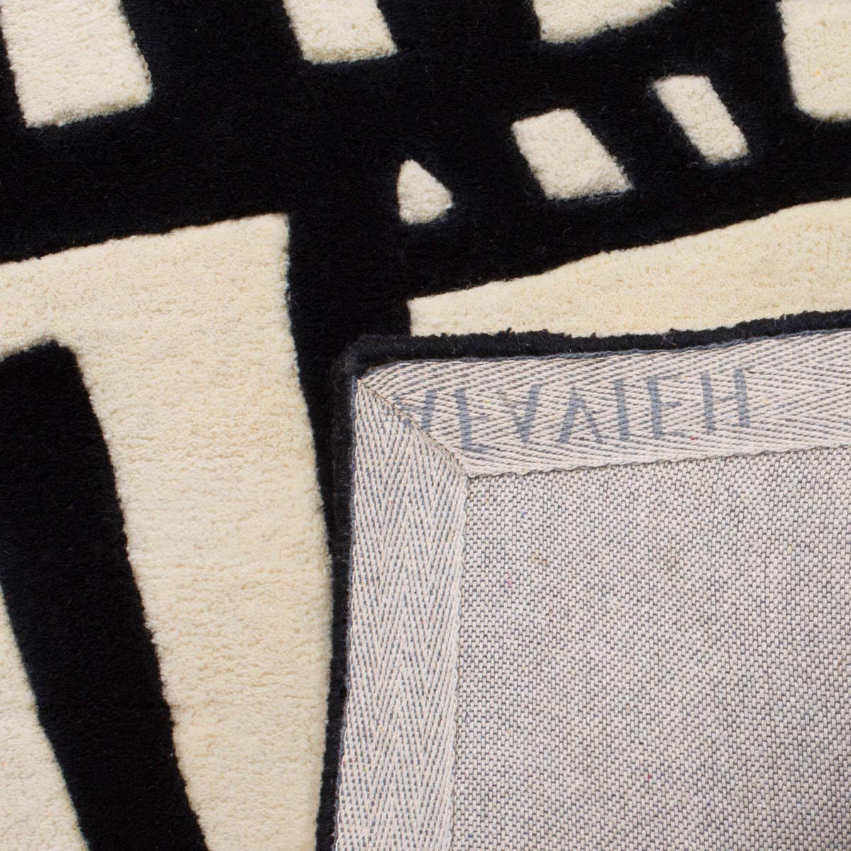Safavieh Fifth Avenue 124 Rug, FTV124 - Ivory / Black