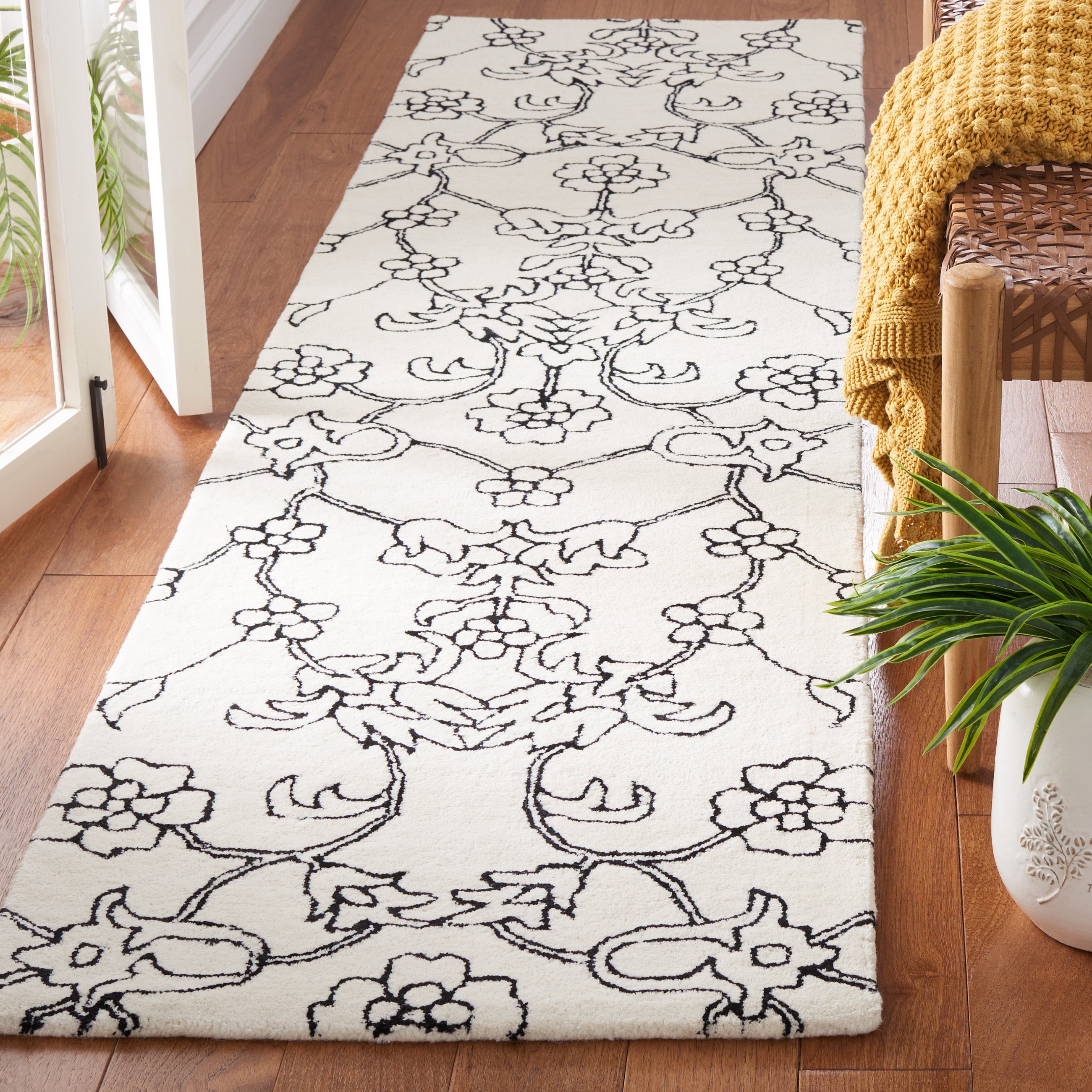 Safavieh Fifth Avenue 135 Rug, FTV135 - Ivory / Black