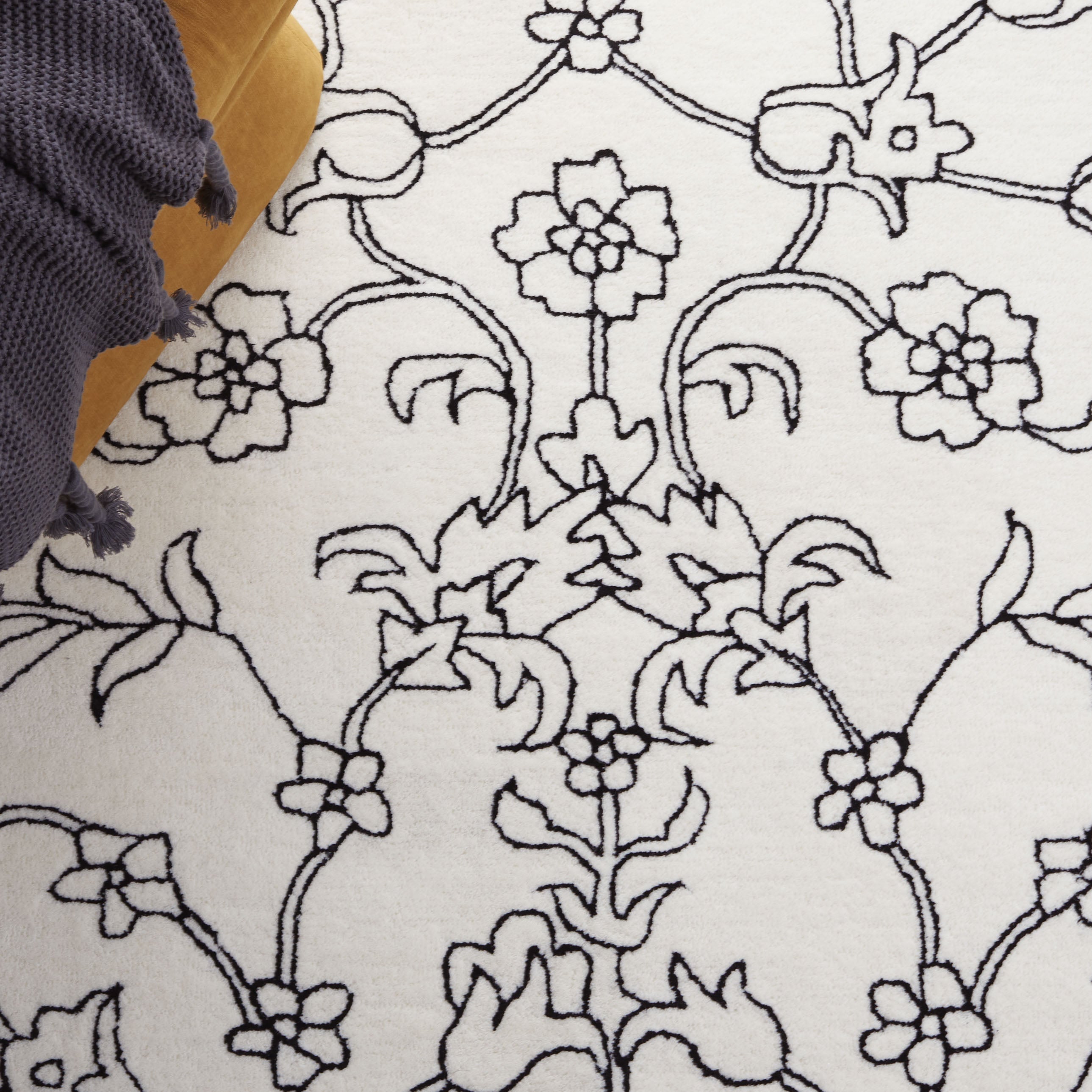 Safavieh Fifth Avenue 135 Rug, FTV135 - Ivory / Black