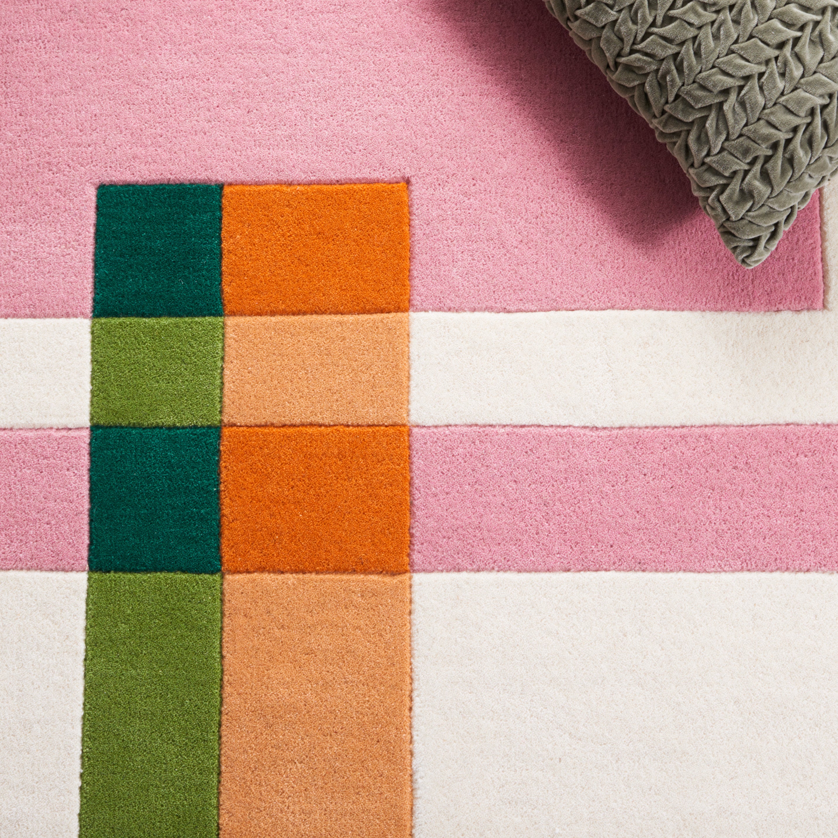 Safavieh Fifth Avenue 147 Rug, FTV147 - Ivory / Pink