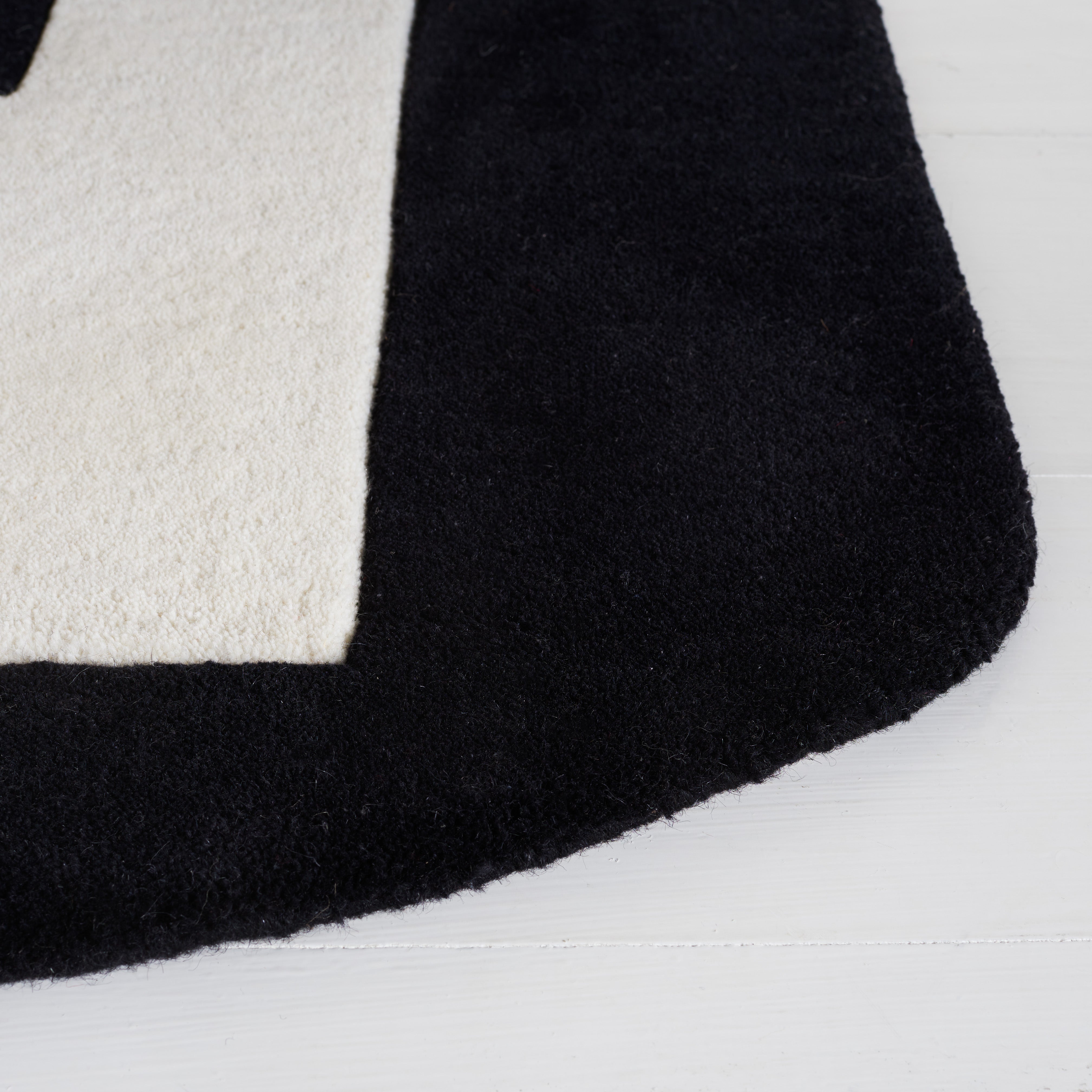 Safavieh Fifth Avenue 147 Rug, FTV147 - Black / Pink