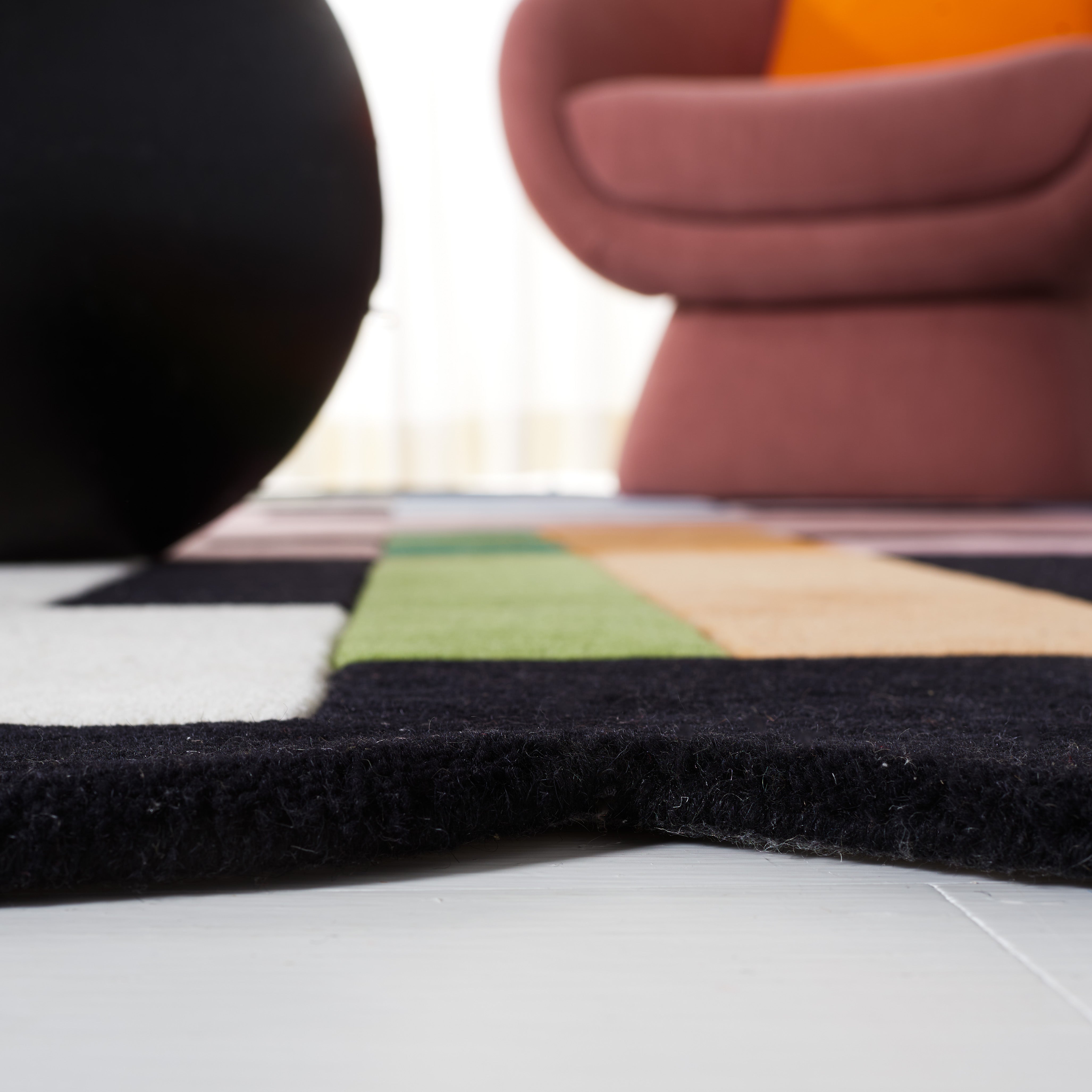 Safavieh Fifth Avenue 147 Rug, FTV147 - Black / Pink