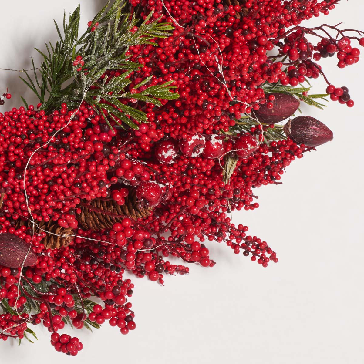 Safavieh Faux 30 Berry & Pine Led Wreath , FXP1093