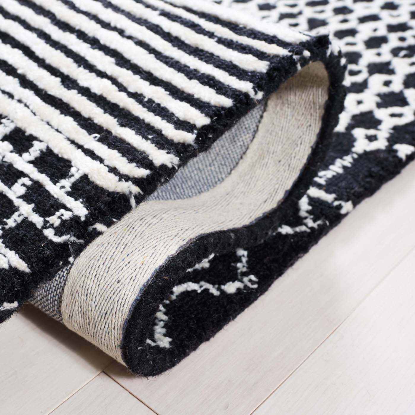 Safavieh Glamour 538 Rug, GLM538 - Black / Ivory