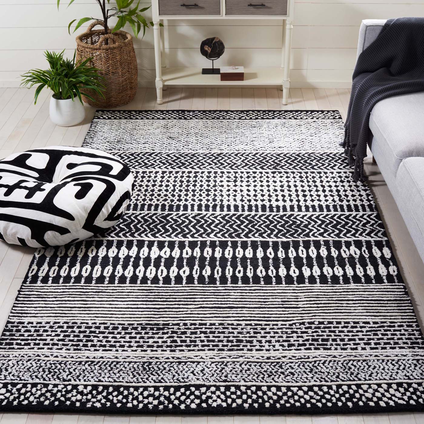 Safavieh Glamour 538 Rug, GLM538 - Black / Ivory
