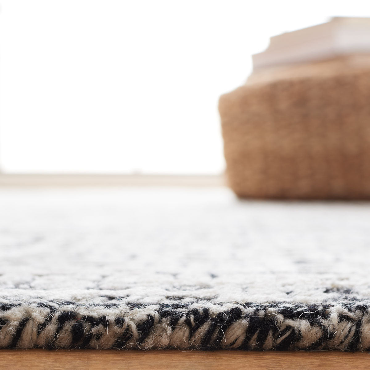 Safavieh Glamour 601 Rug, GLM601 - Black / Ivory