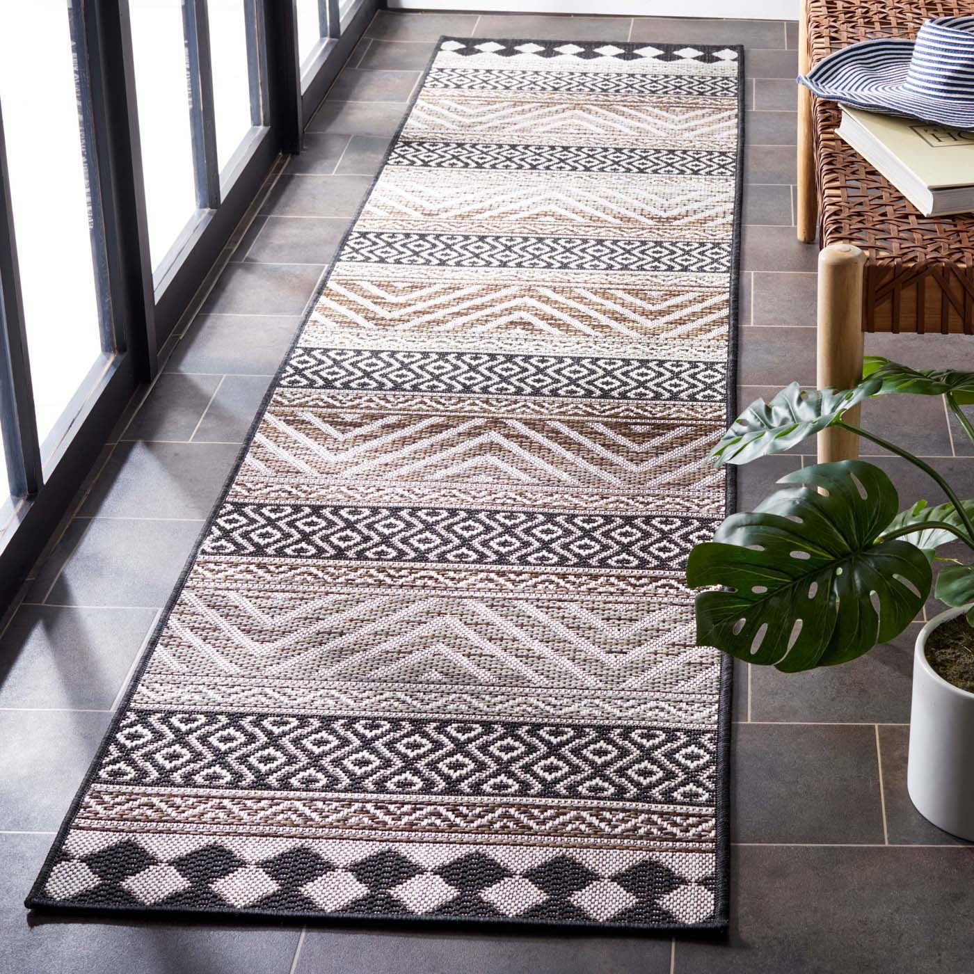 Safavieh Havana 325 Rug, HAV325 - Light Brown / Black