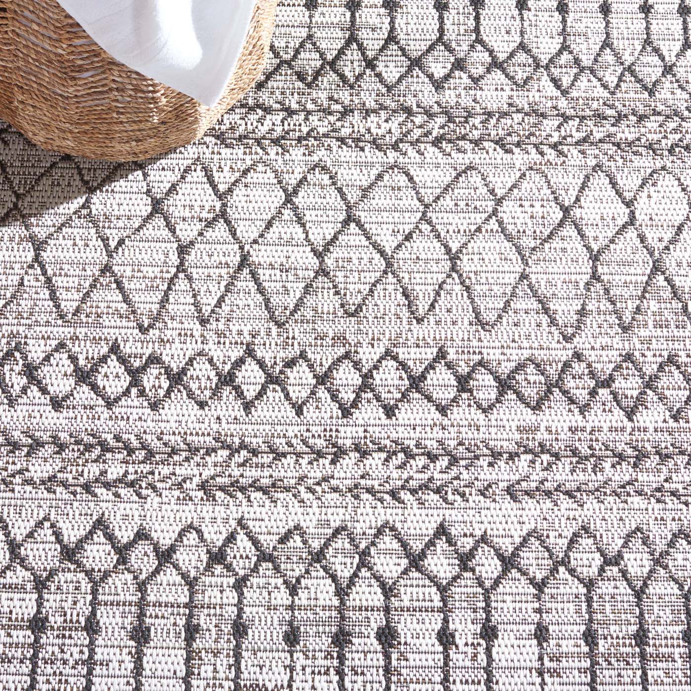 Safavieh Havana 370 Rug, HAV370 - Light Brown / Black