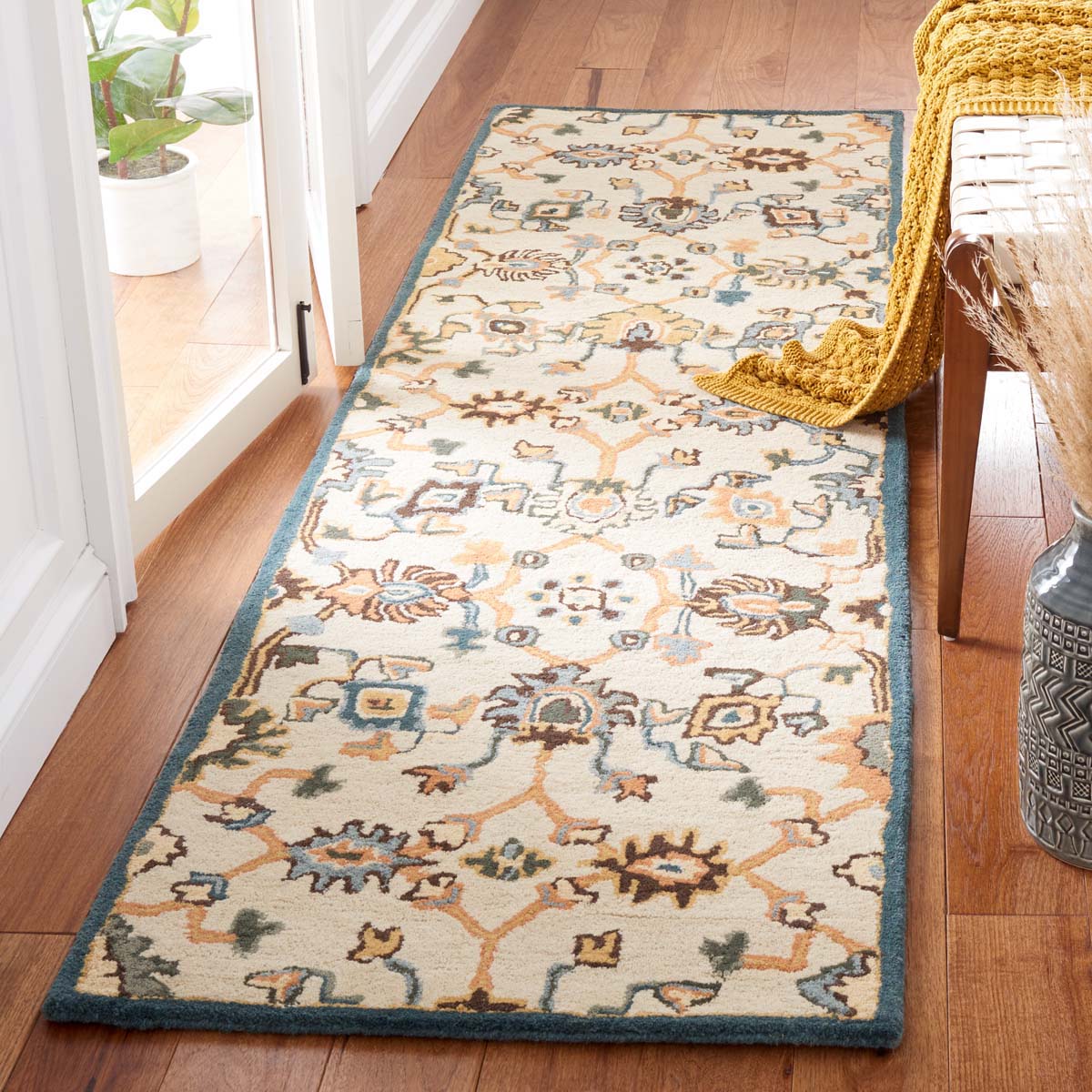 Safavieh Heritage 75 Rug, HG375 - Beige / Ivory