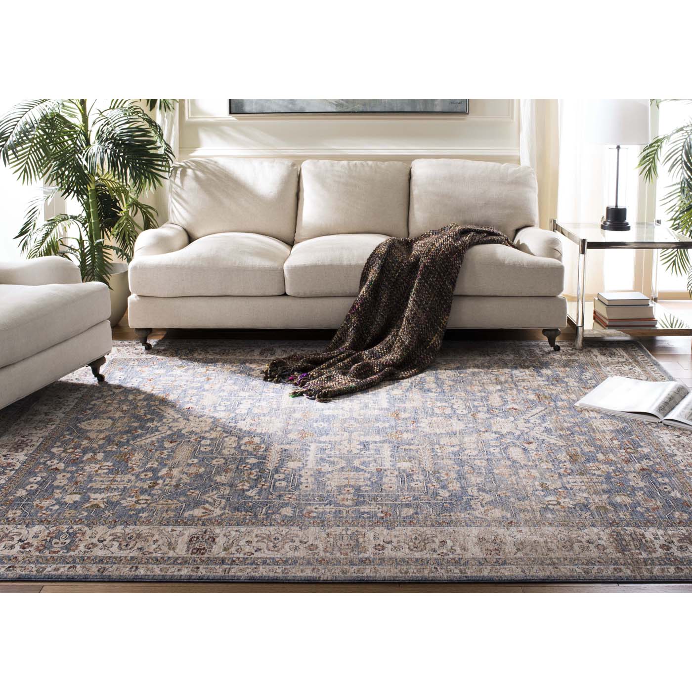 Safavieh Heirloom 704 Rug, HRL704 - Light Blue / Ivory
