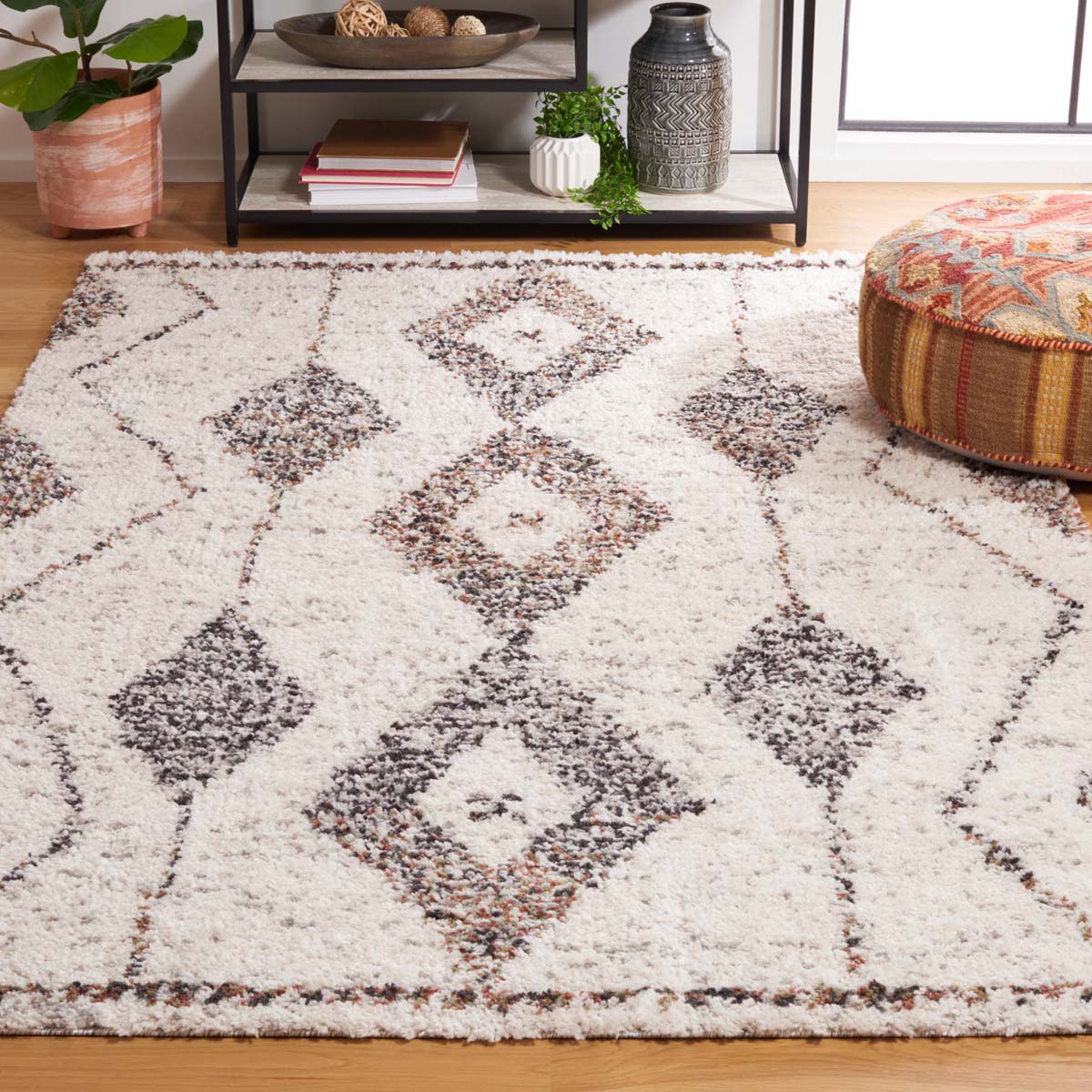 Safavieh Jericho Shag 102 Rug, JER102 - Ivory / Black