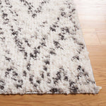Safavieh Jericho Shag 104 Rug, JER104 - Ivory / Black