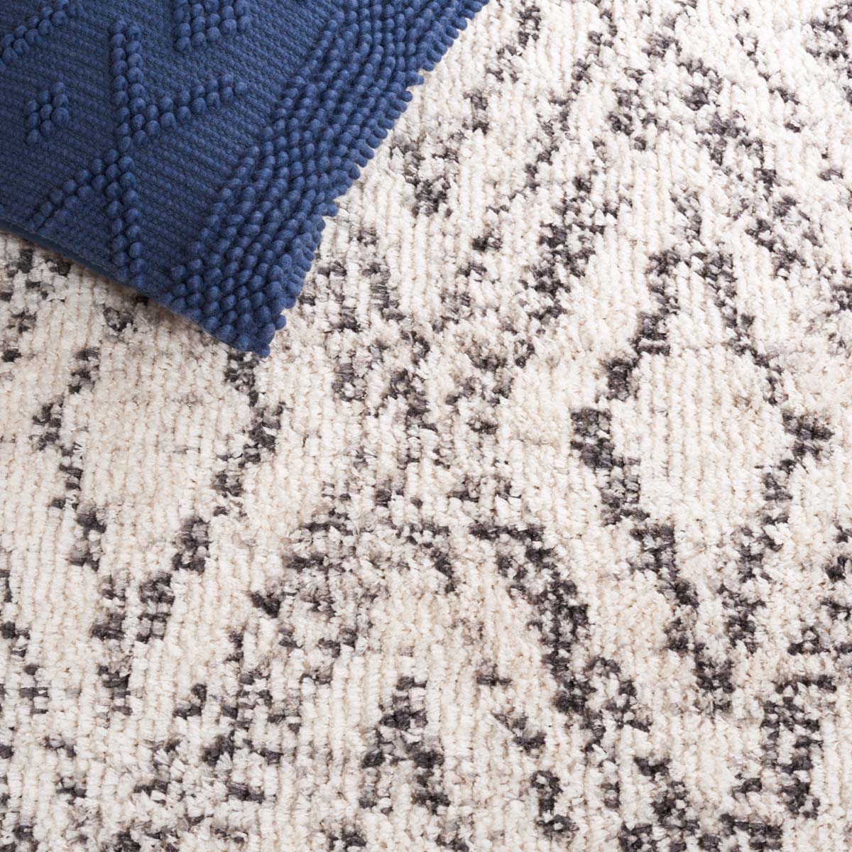 Safavieh Jericho Shag 104 Rug, JER104 - Ivory / Black