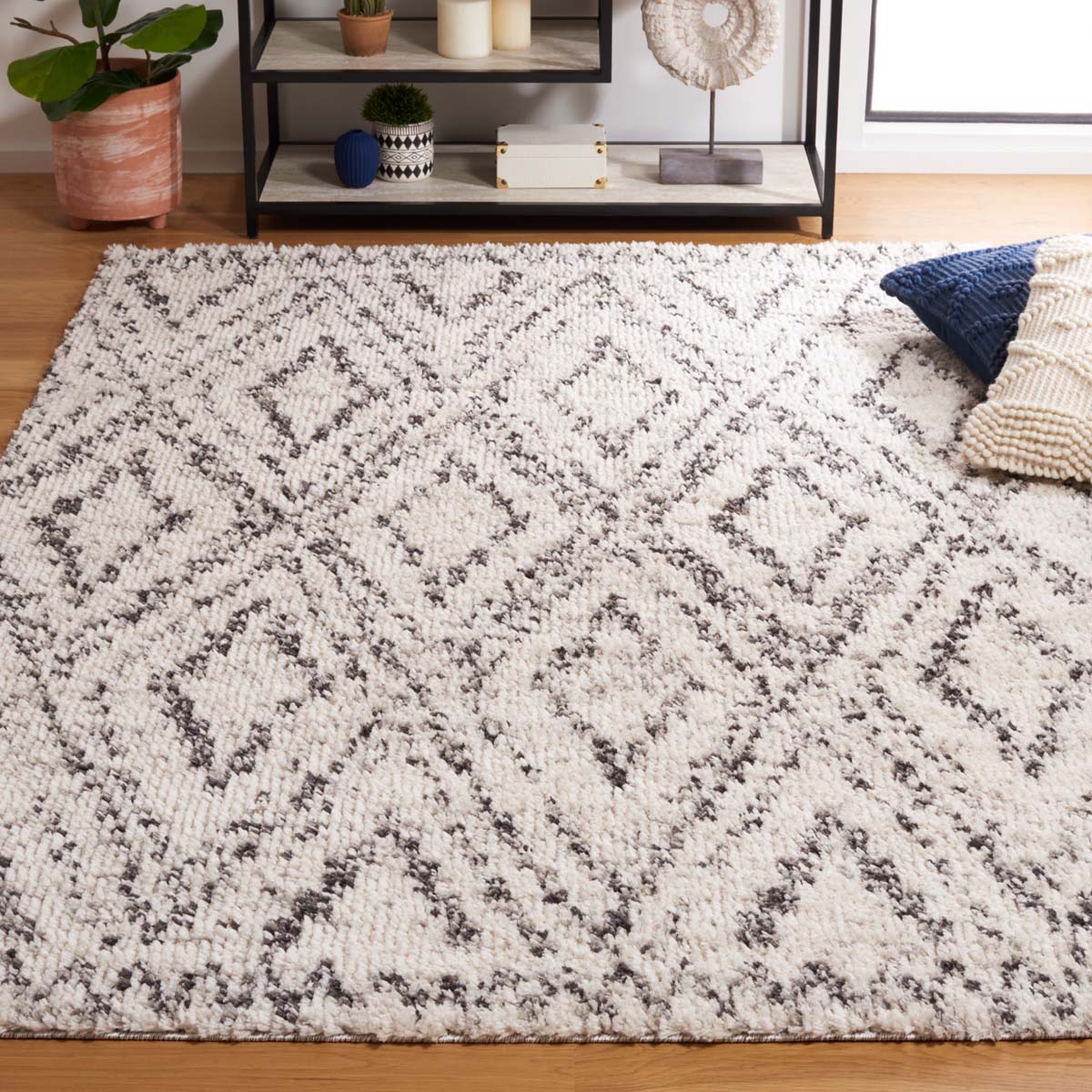 Safavieh Jericho Shag 104 Rug, JER104 - Ivory / Black