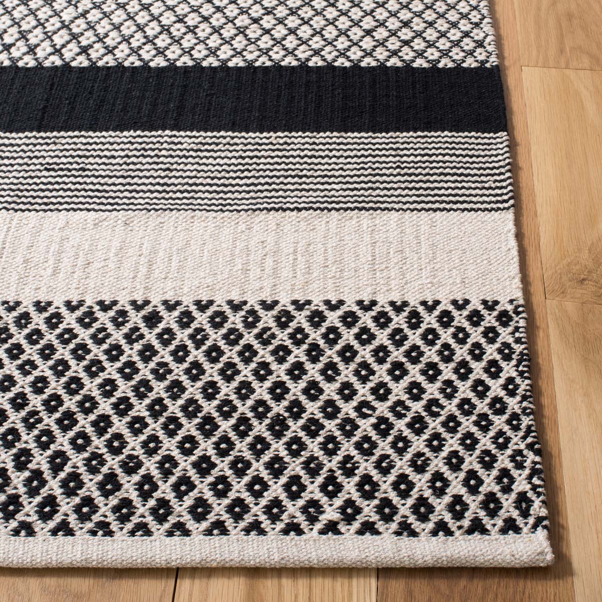 Safavieh Kilim 701 Rug, KLM701 - Black / Ivory