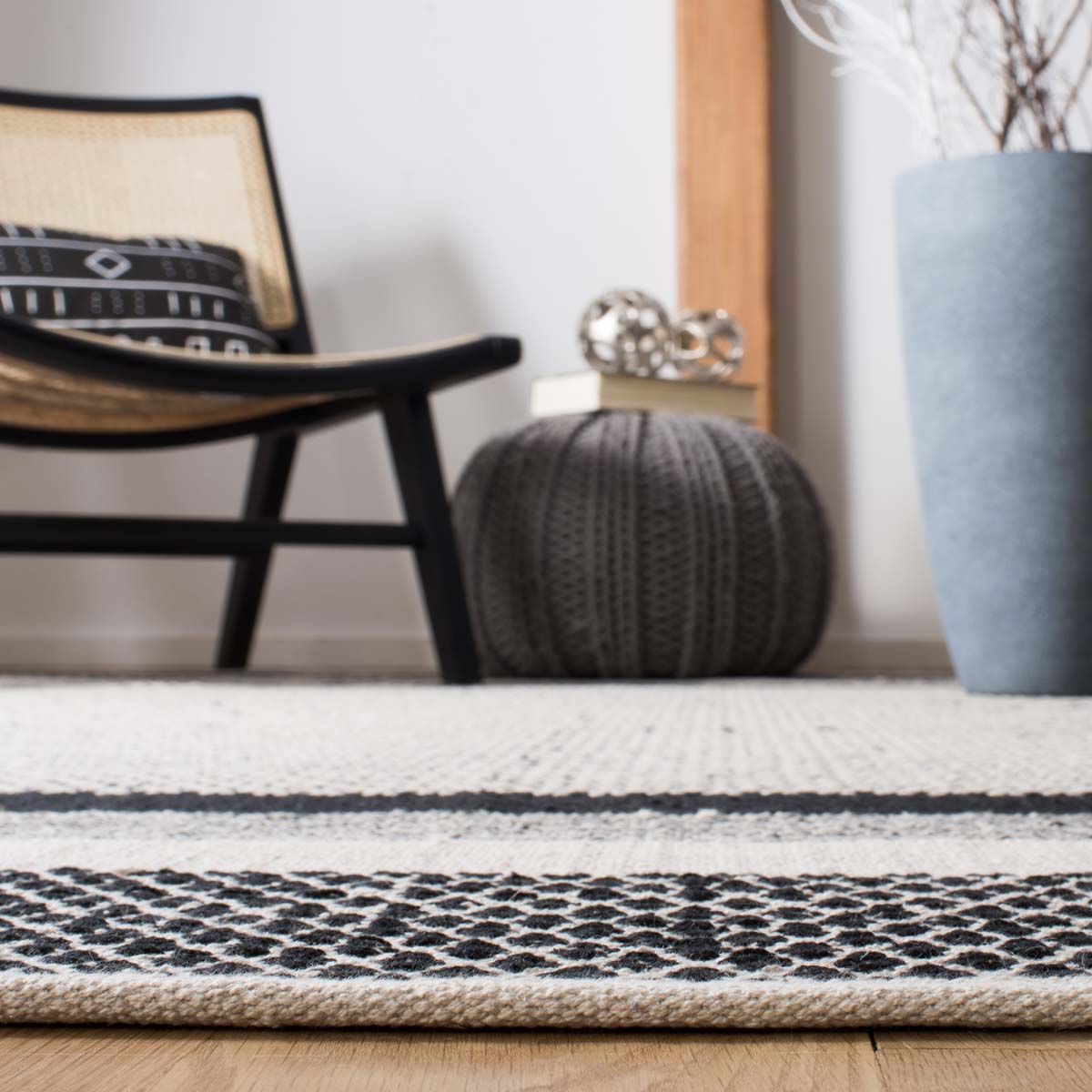 Safavieh Kilim 701 Rug, KLM701 - Black / Ivory