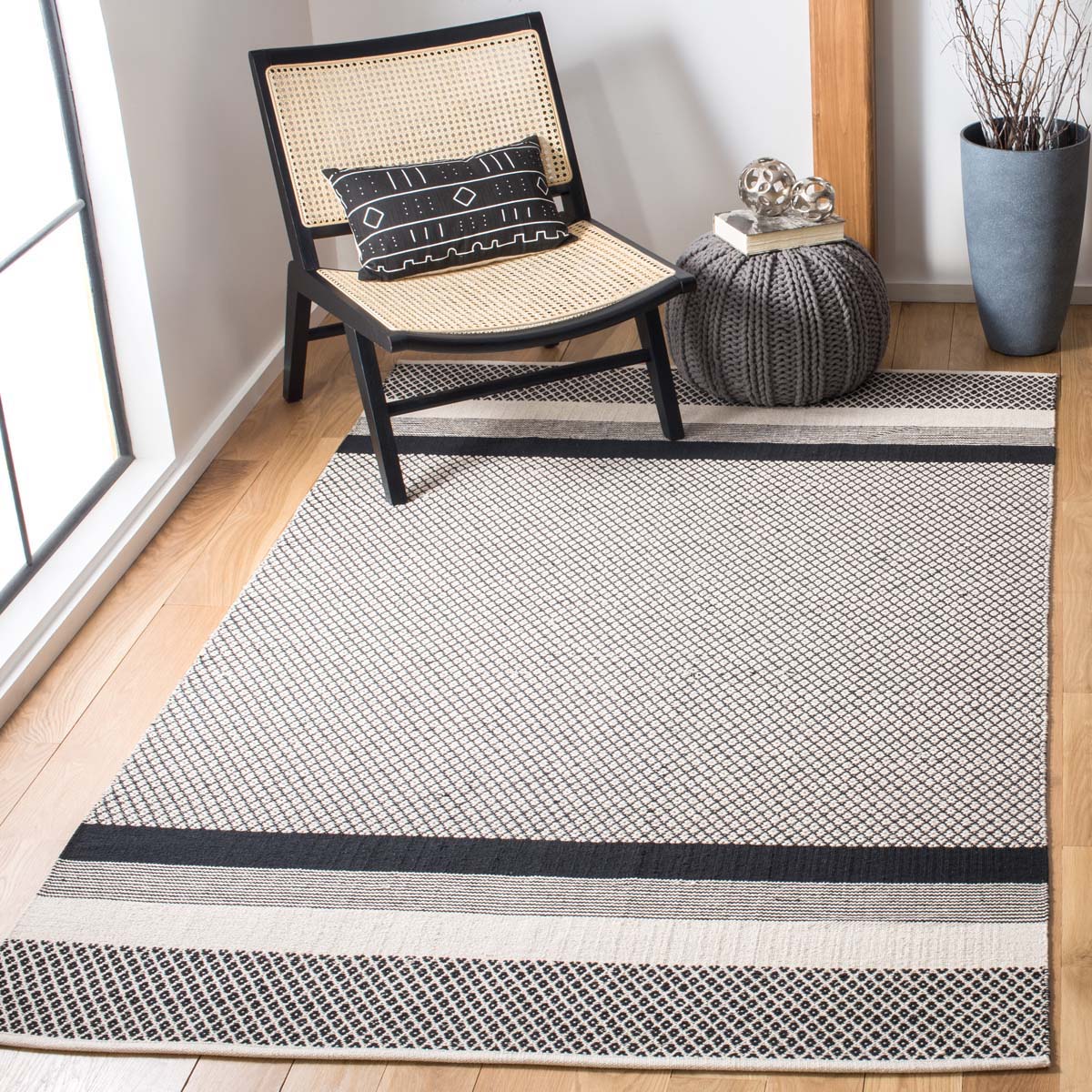 Safavieh Kilim 701 Rug, KLM701 - Black / Ivory