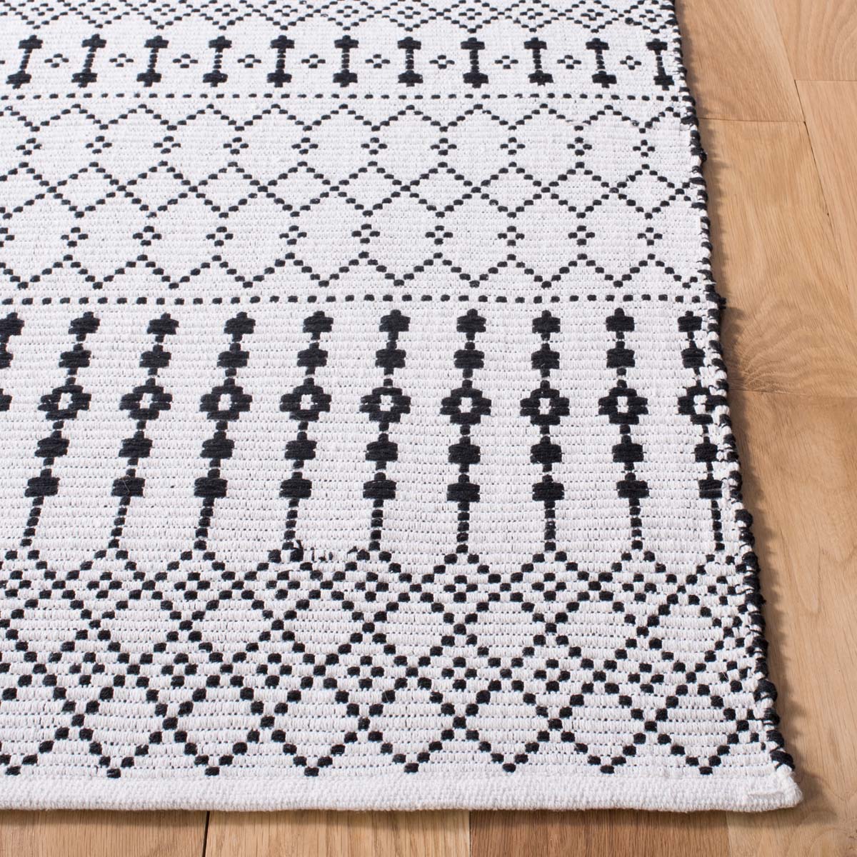 Safavieh Kilim 704 Rug, KLM704 - Ivory / Black