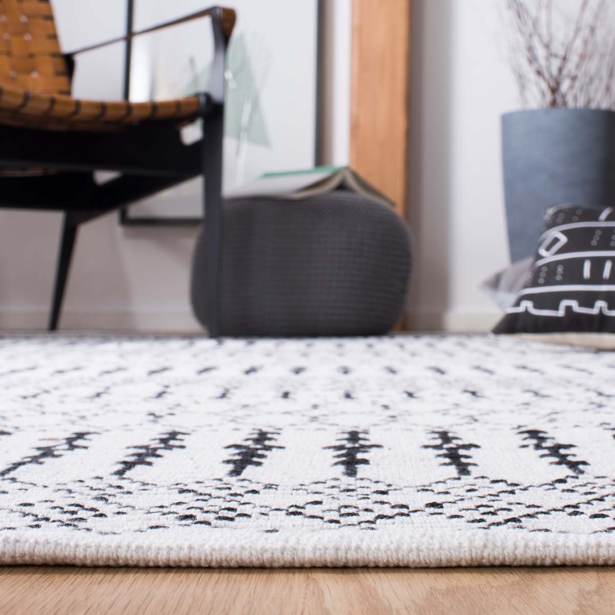 Safavieh Kilim 704 Rug, KLM704 - Ivory / Black
