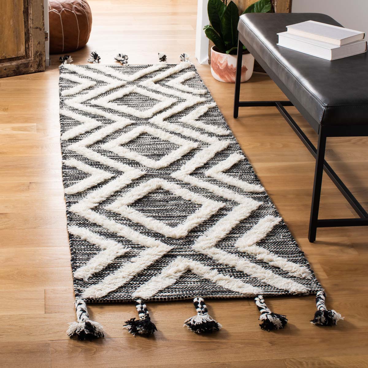 Safavieh Kenya 331 Rug, KNY331 - Black / Ivory
