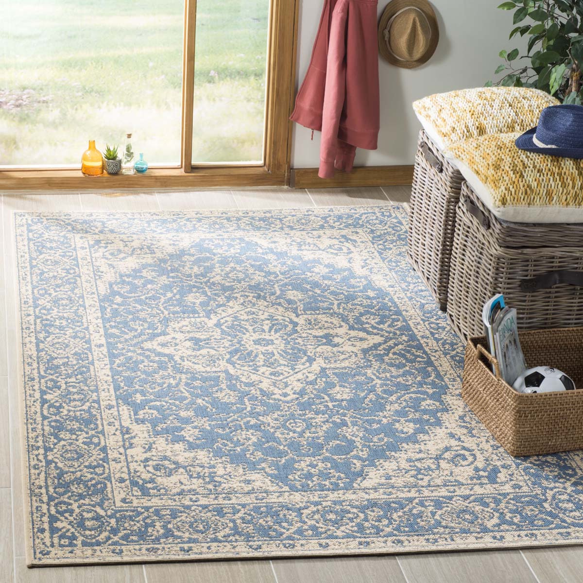 Safavieh Linden 137 Rug, LND137 - Blue / Creme