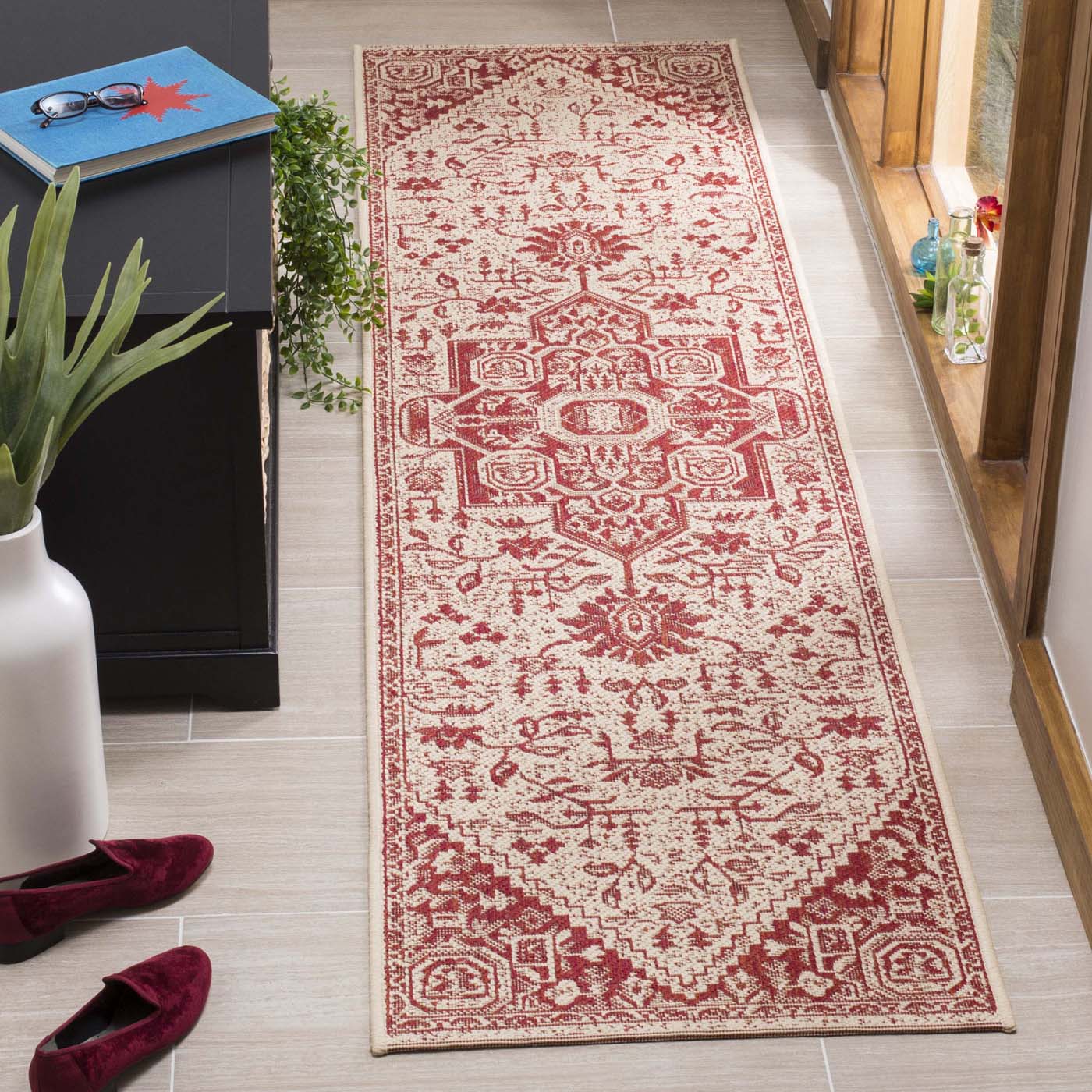 Safavieh Linden 138 Rug, LND138 - Red / Creme
