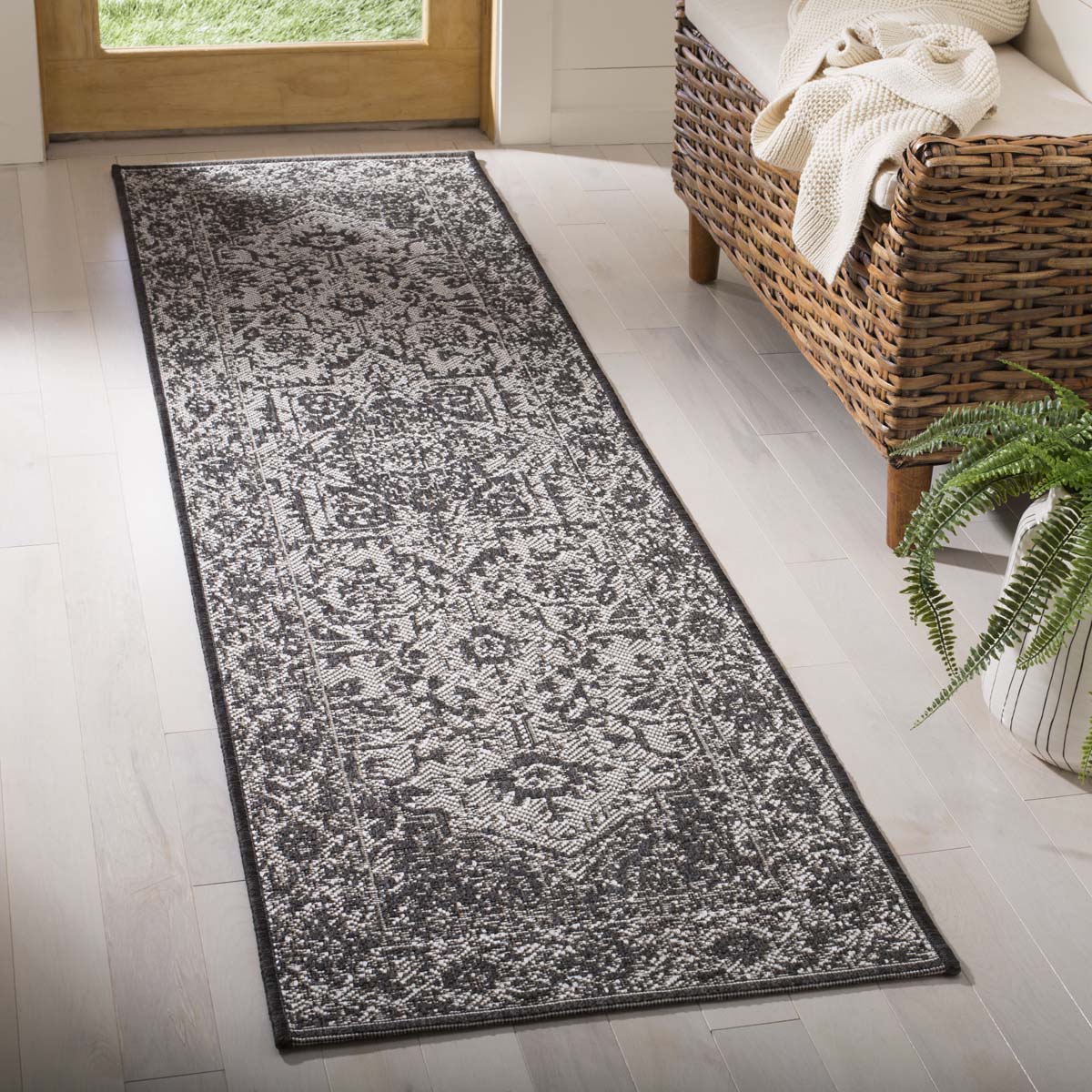 Safavieh Linden 100 139 Rug, LND139 - Light Grey / Charcoal