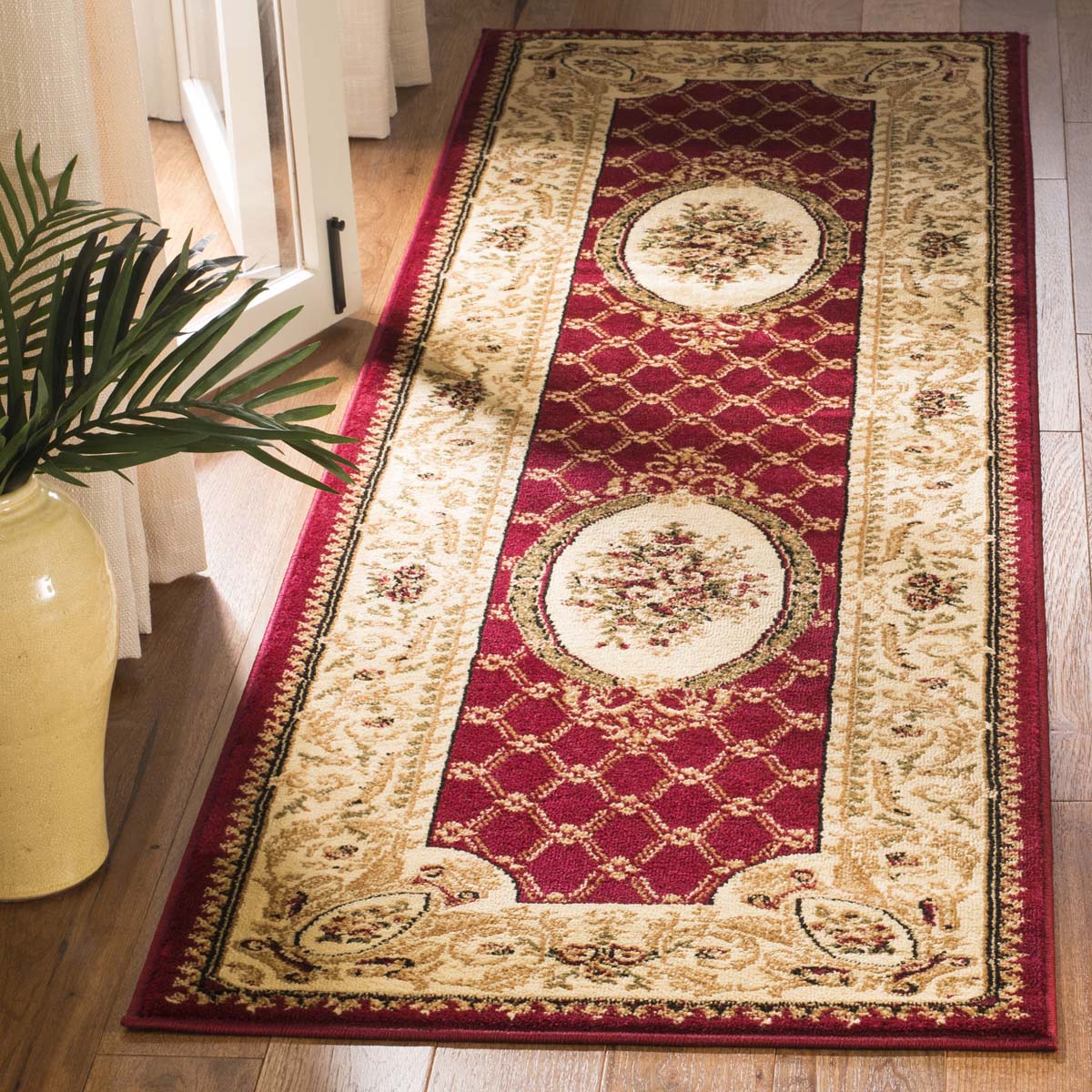 Safavieh Lyndhurst 223 Rug, LNH223 - Red / Ivory