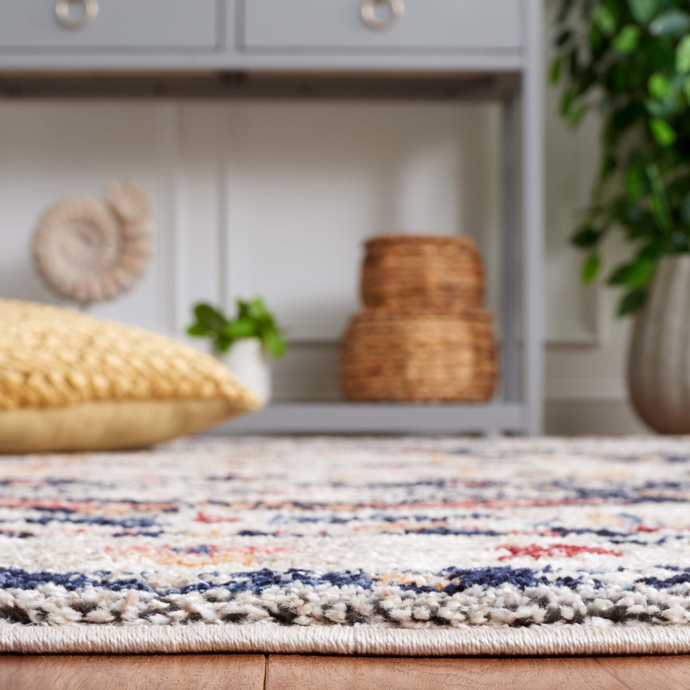 Safavieh Luna 100 Rug, LUN100 - Beige / Navy