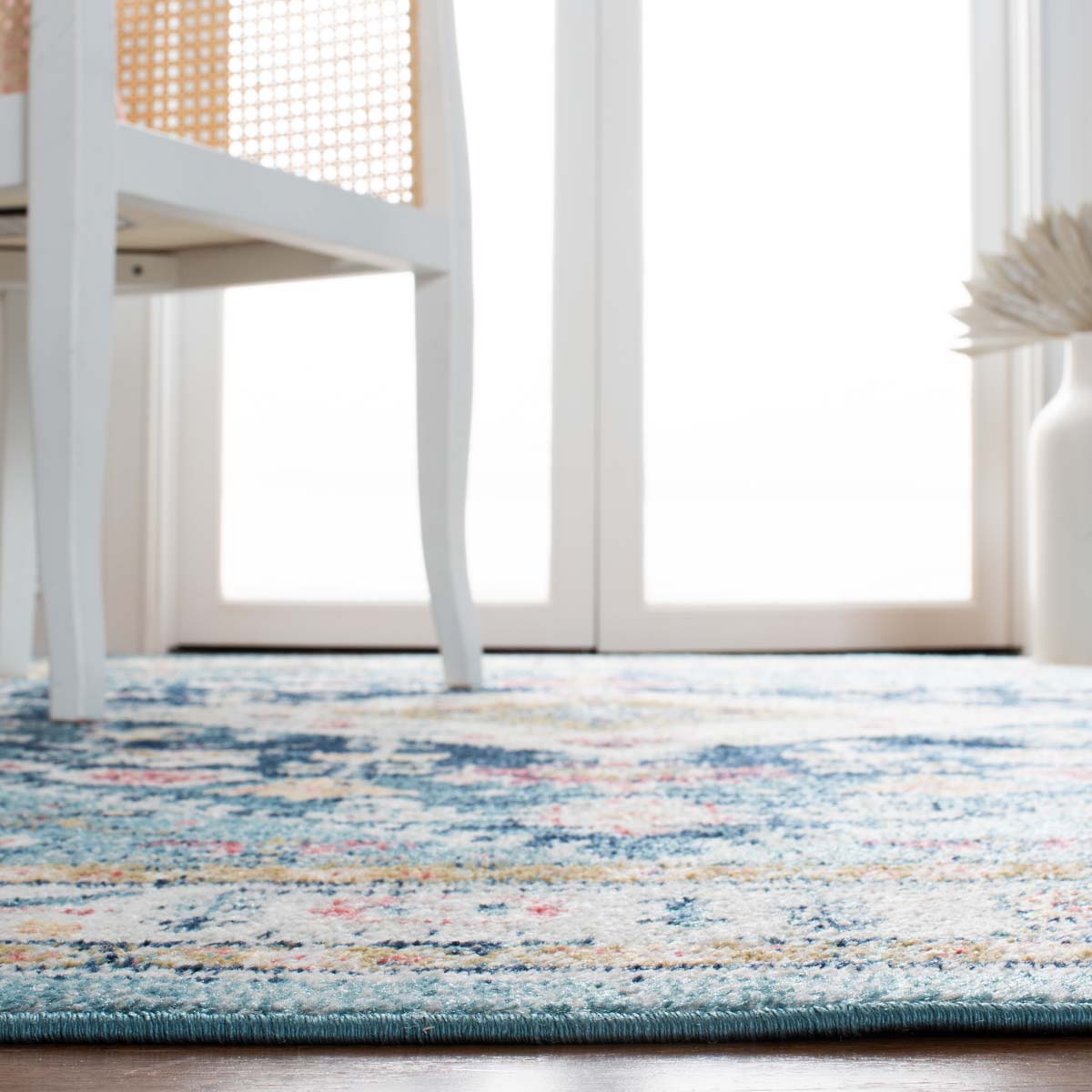 Safavieh Madison 670 Rug, MAD670 - LIGHT BLUE / IVORY