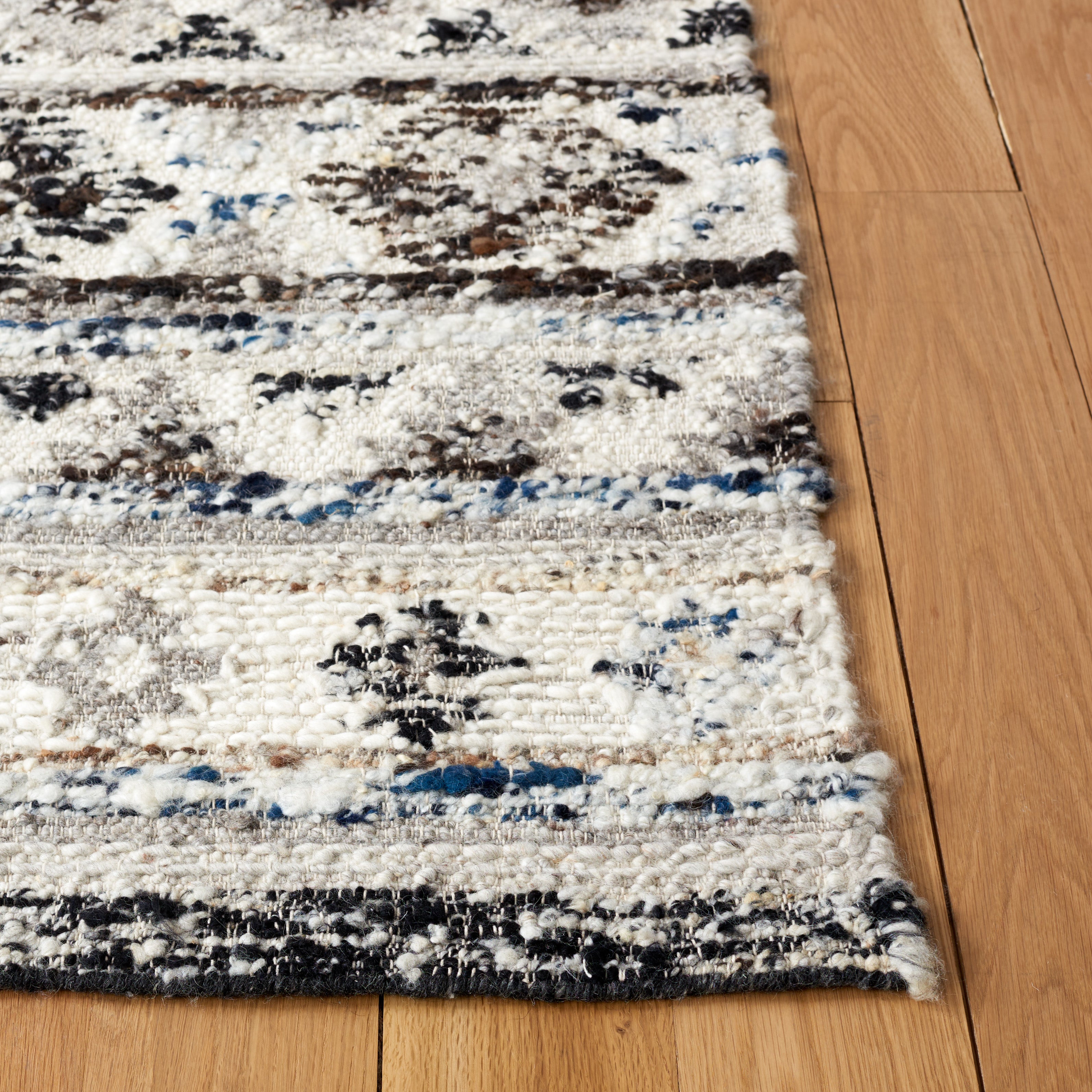 Safavieh Manhattan 353 Rug, MAN353 - Ivory / Black