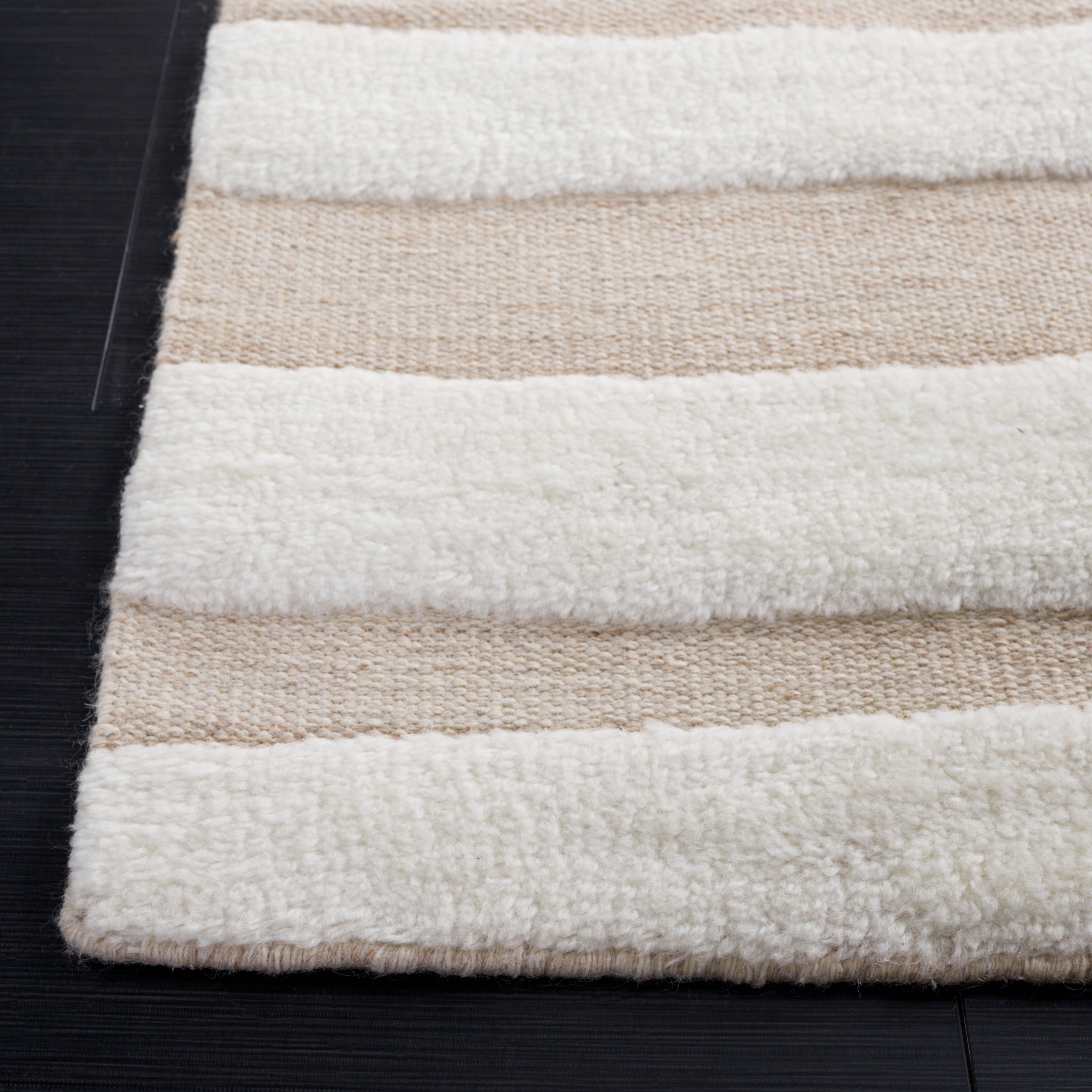 Safavieh Manhattan 551 Rug, MAN551 - Ivory / Red