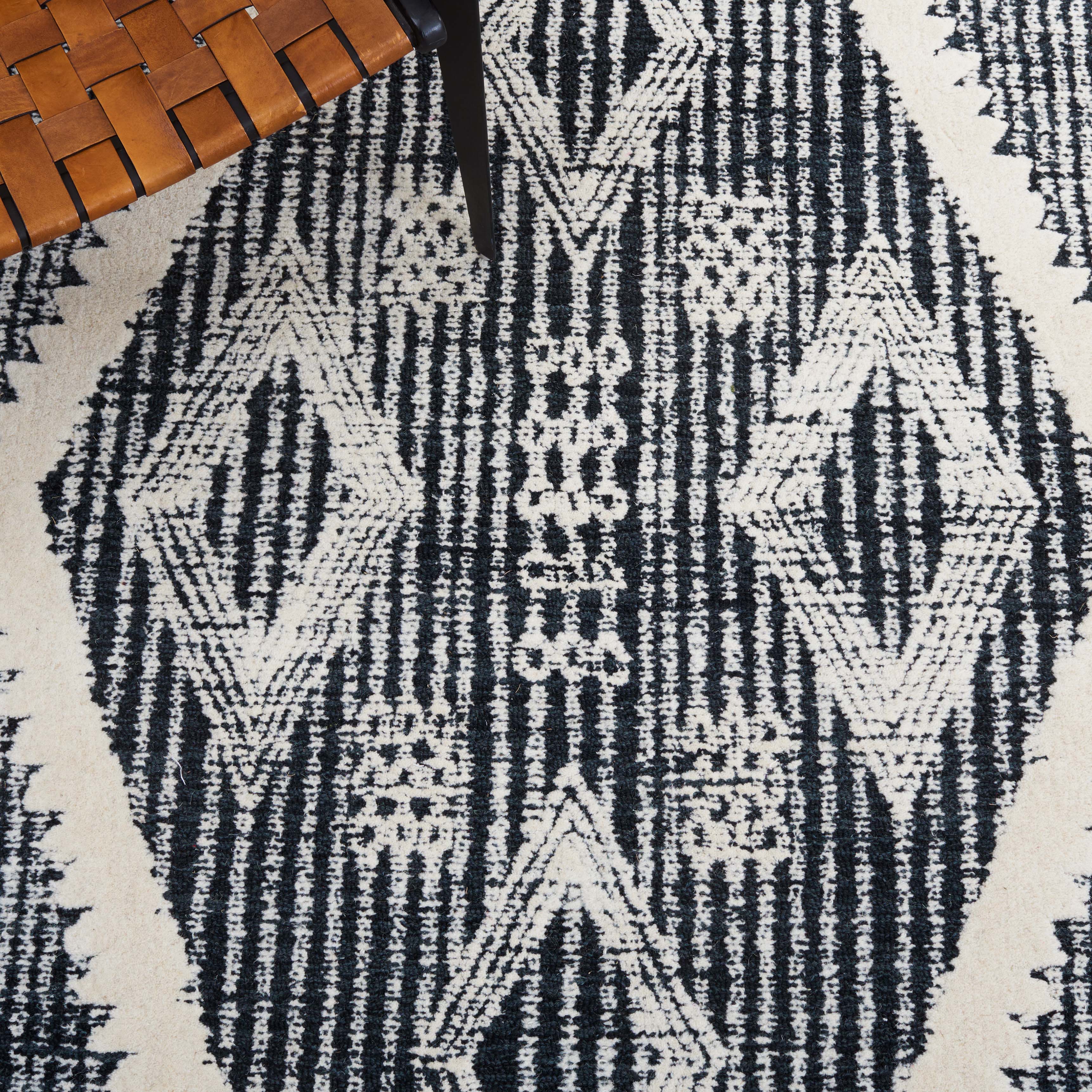 Safavieh Metro 185 Rug, MET185 - Black / Ivory