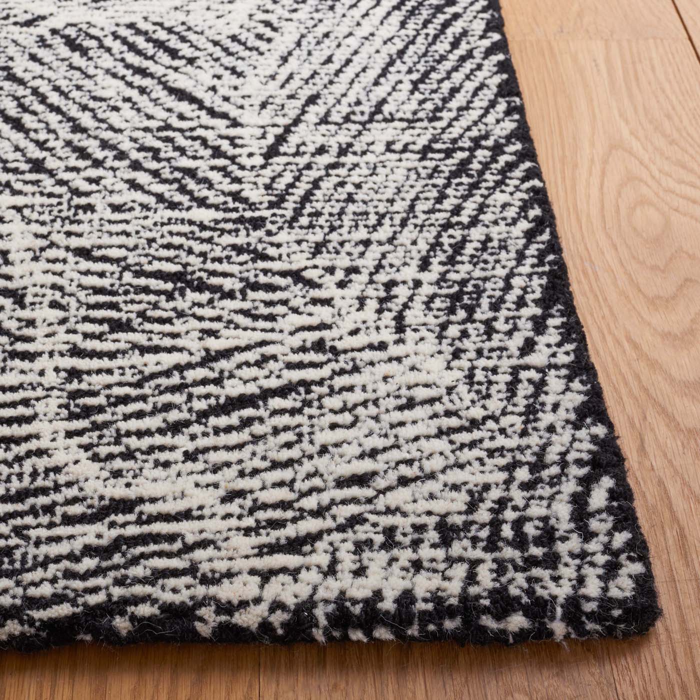 Safavieh Metro 999 Rug, MET999 - Black / Ivory