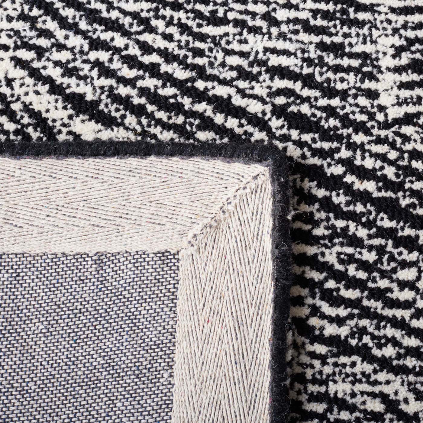 Safavieh Metro 999 Rug, MET999 - Black / Ivory