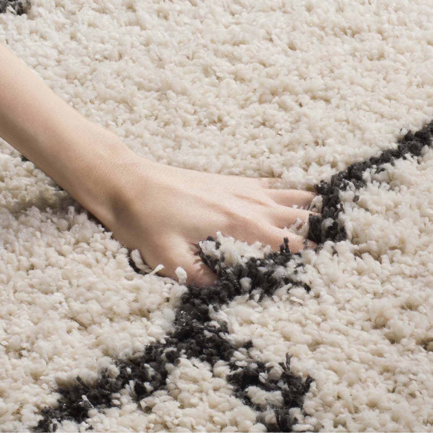 Safavieh Moroccan Fringe Shag 241 Rug, MFG241 - Cream / Charcoal