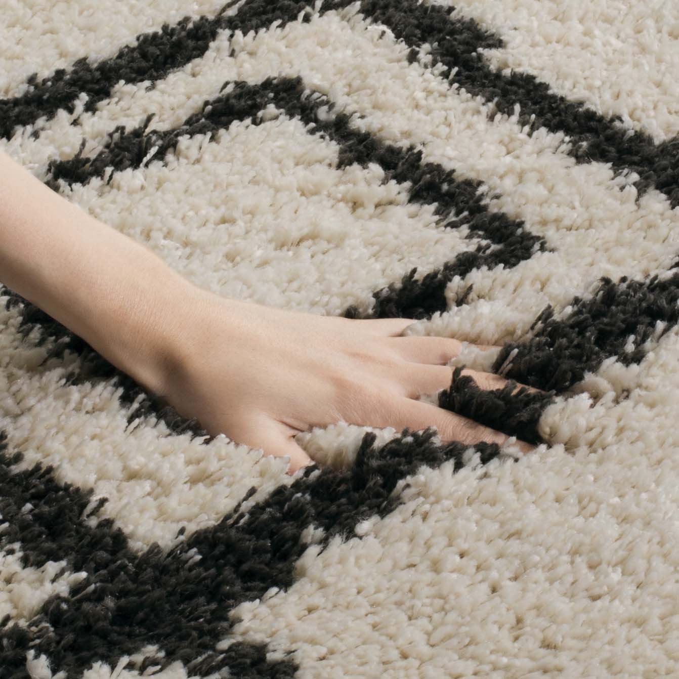 Safavieh Moroccan Fringe Shag 244 Rug, MFG244 - Cream / Charcoal