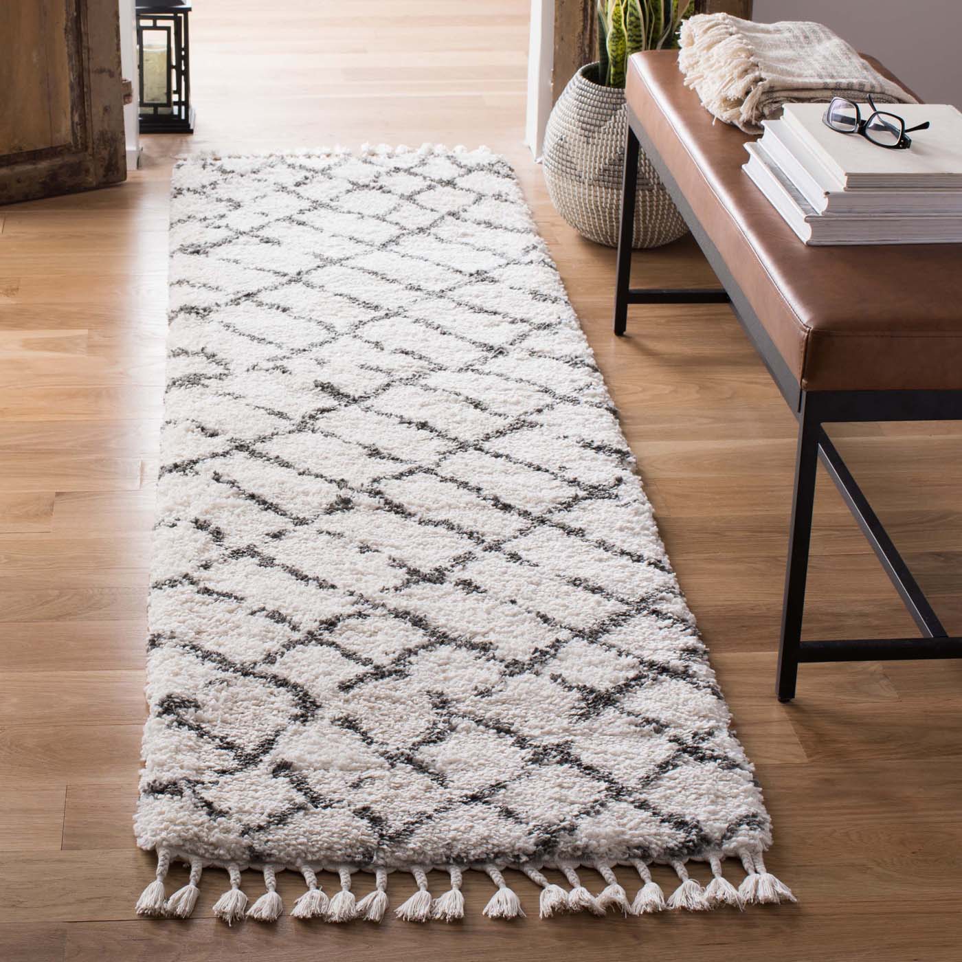 Safavieh Moroccan Fringe Shag 329 Rug, MFG329 - Ivory / Grey