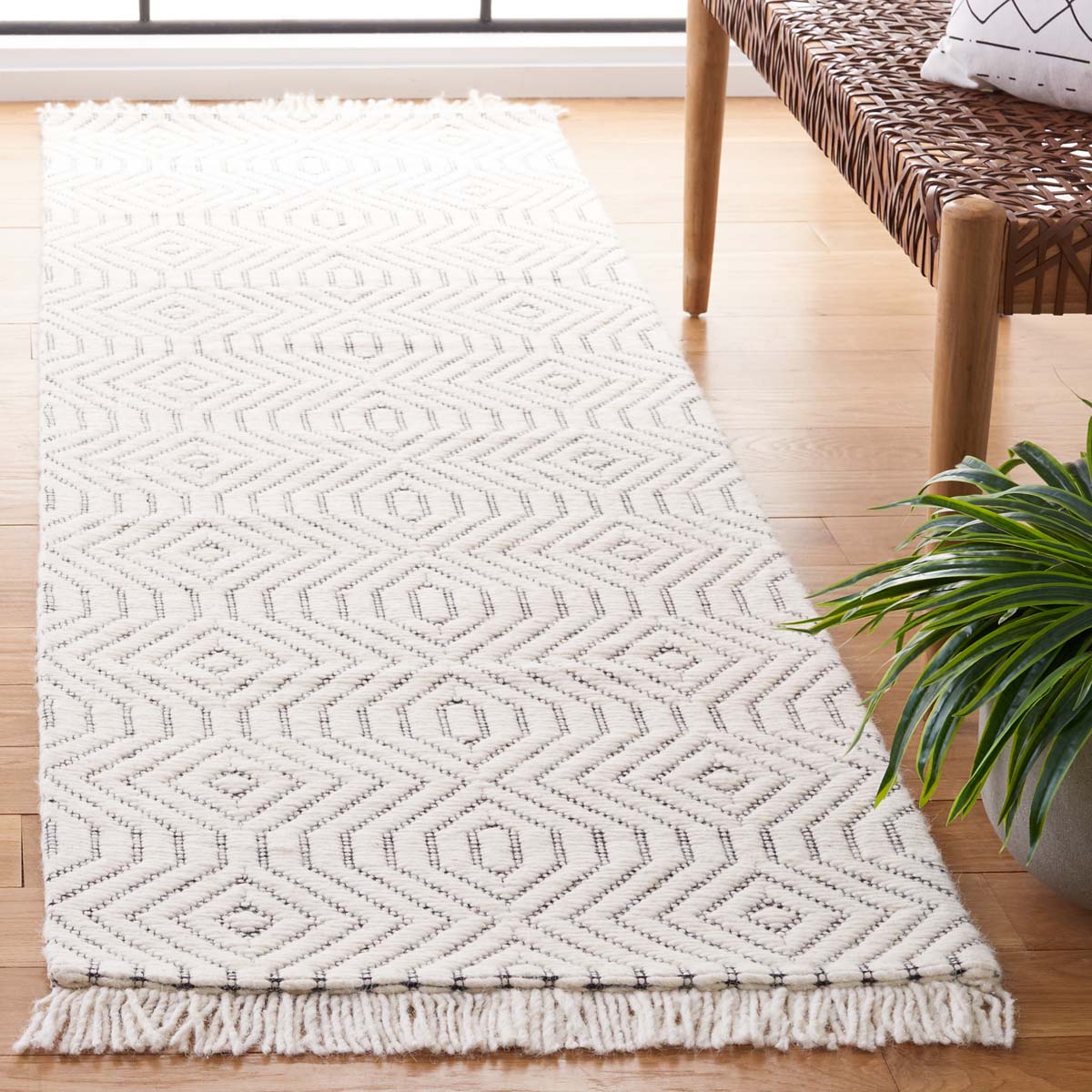 Safavieh Marbella 201 Rug, MRB201 - Ivory / Black