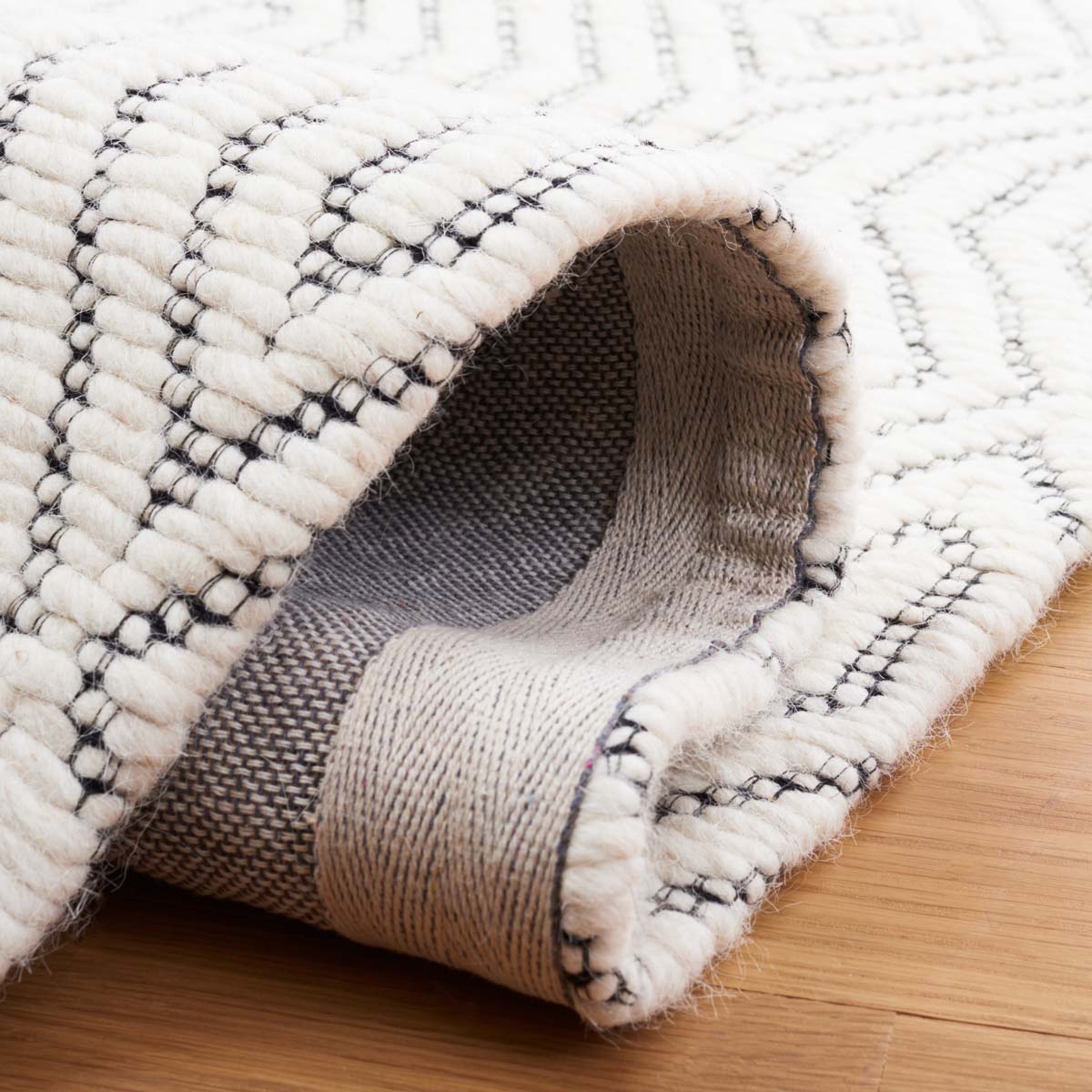 Safavieh Marbella 201 Rug, MRB201 - Ivory / Black